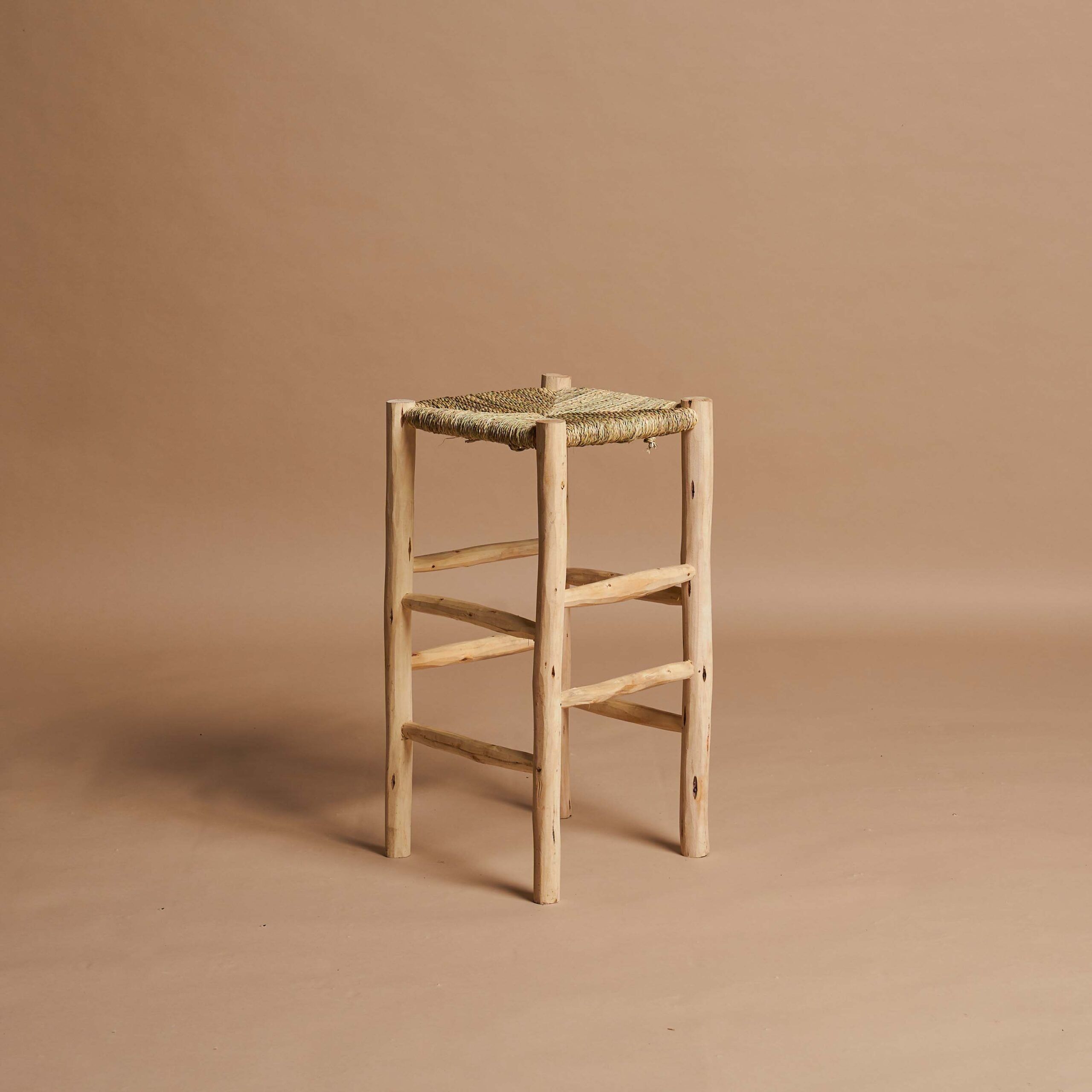 Sgabello alto Hawa naturale – Sgabello da bar in legno e paglia intrecciata fatto a mano