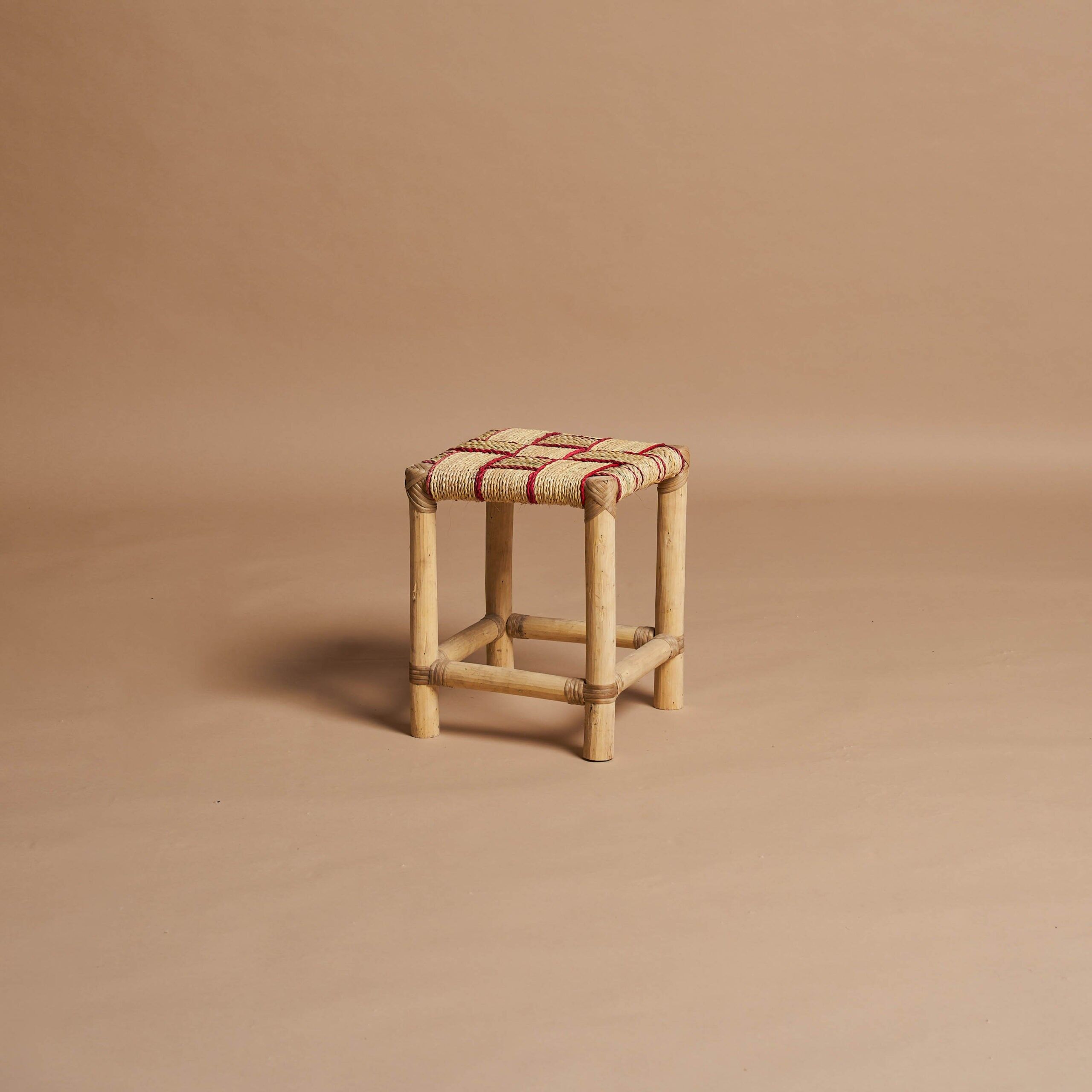 Sgabello basso intrecciato Hawa - Legno naturale con paglia intrecciata geometrica rossa | 40x32x32cm
