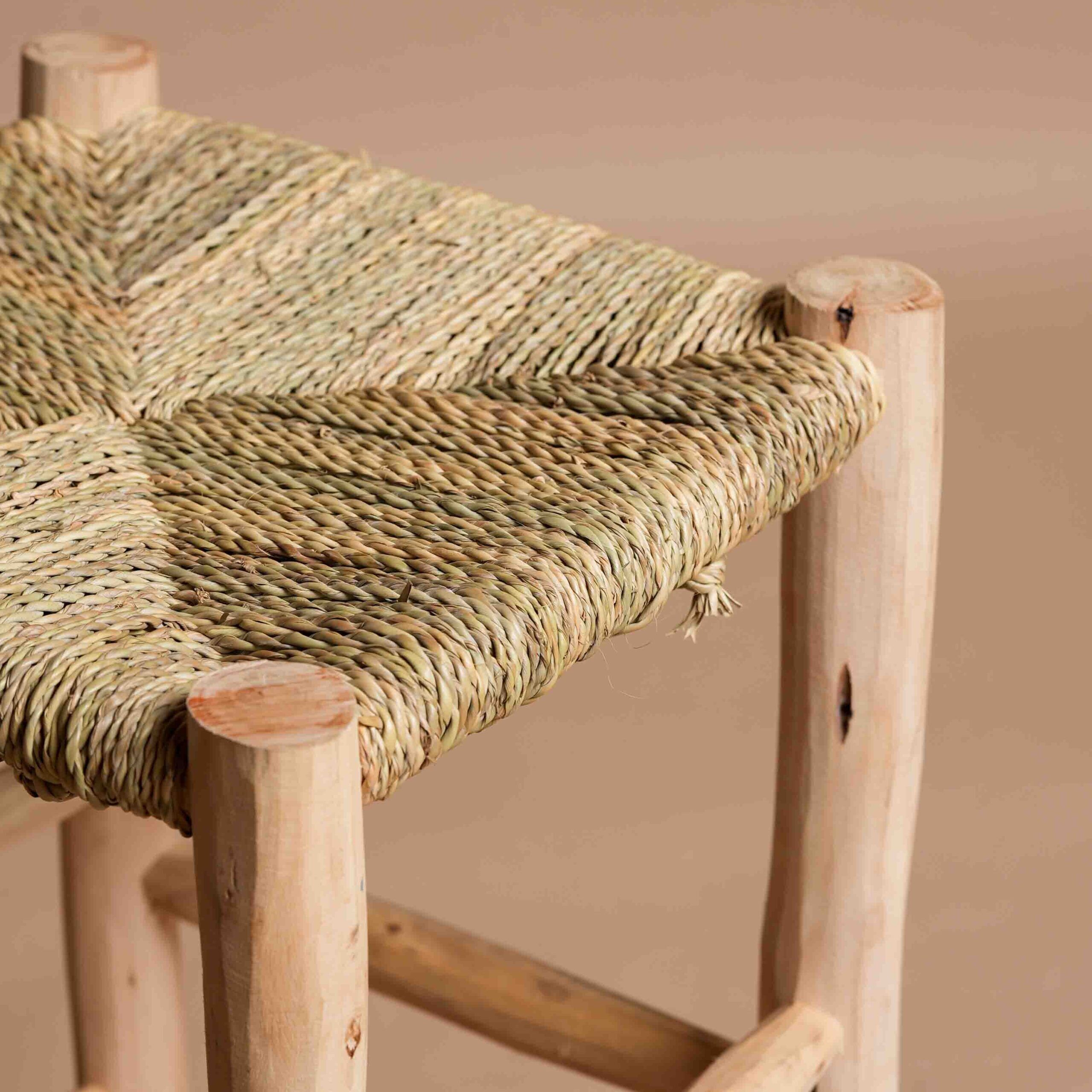 Sgabello basso Hawa - Legno naturale lavorato a mano e paglia intrecciata | 40x32x32cm
