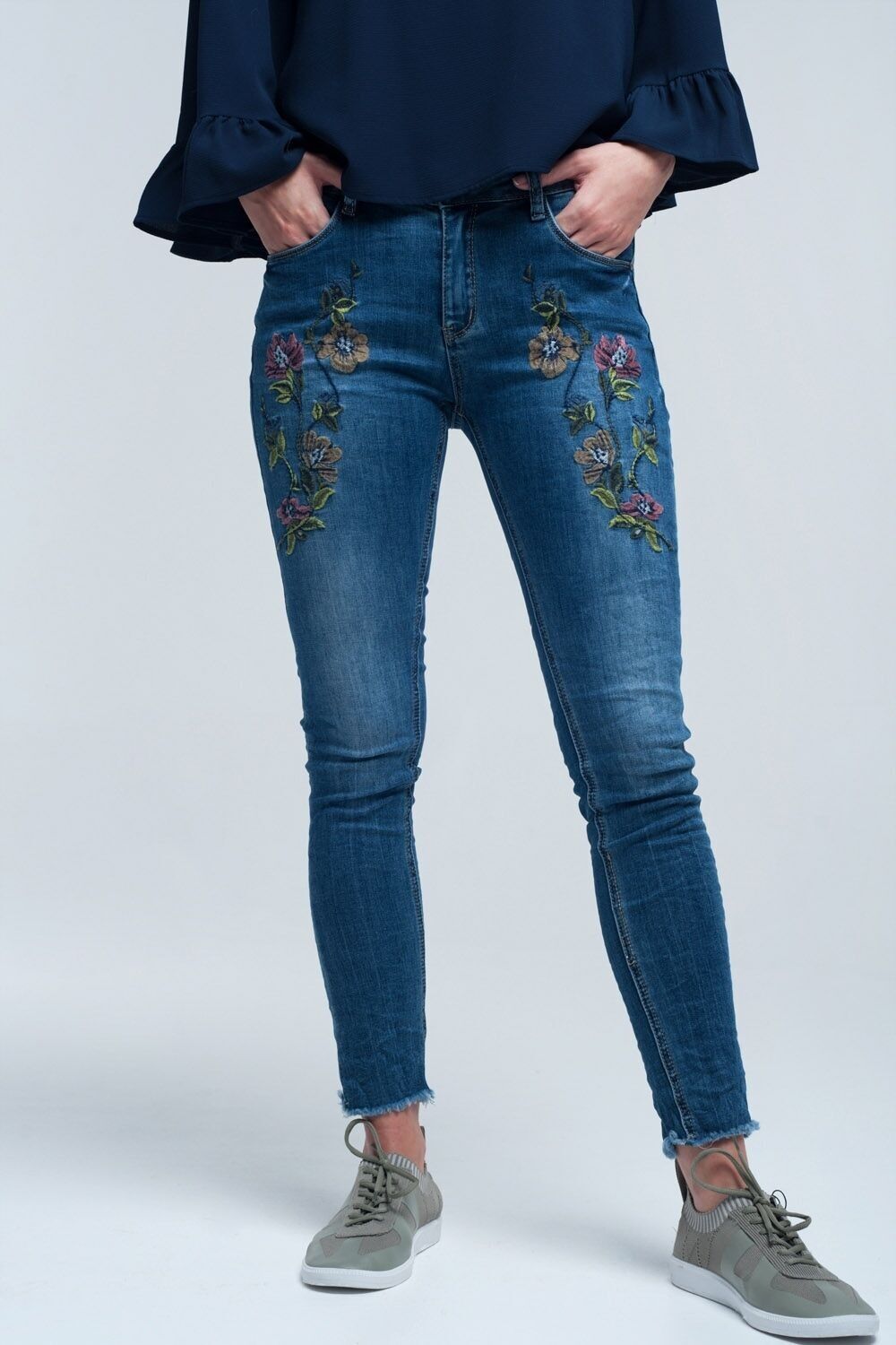 Blaue Röhrenjeans mit Stickereien