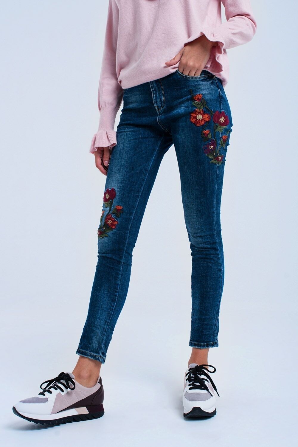 Röhrenjeans mit Blumen