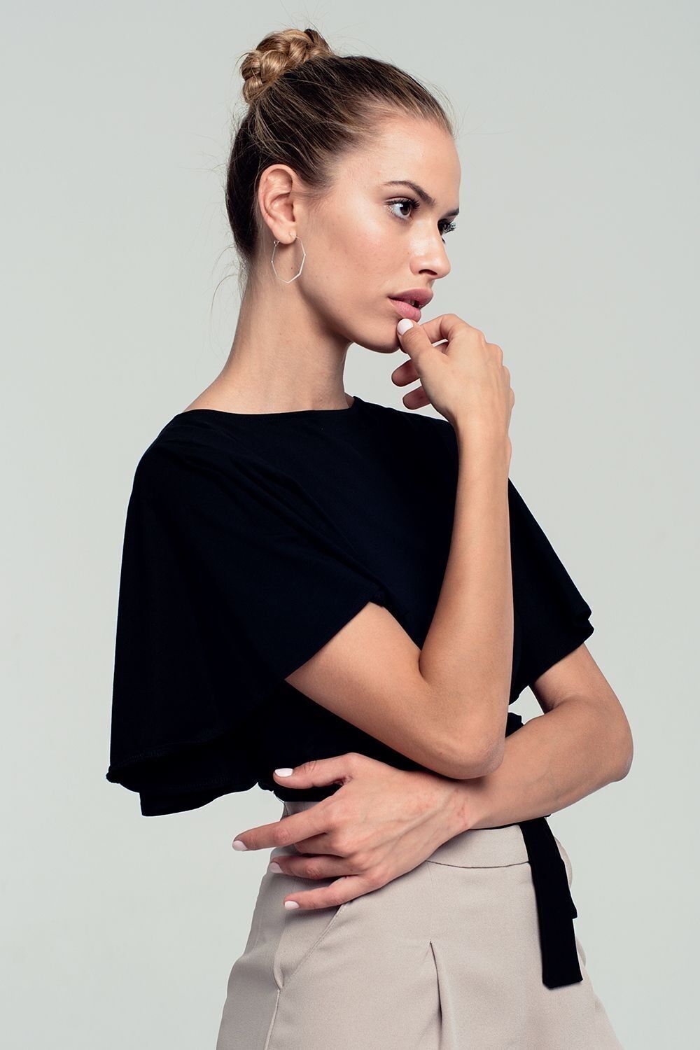 Schwarzes Crop-Top mit Rüschenärmeln, offenem Rücken und Schleifendetail