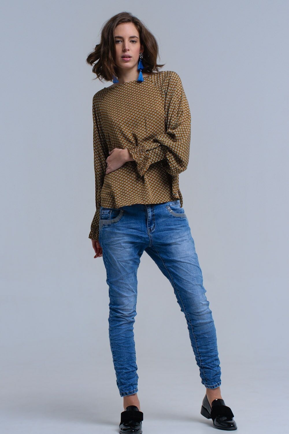 Blaue Röhrenjeans mit Paillettendetails