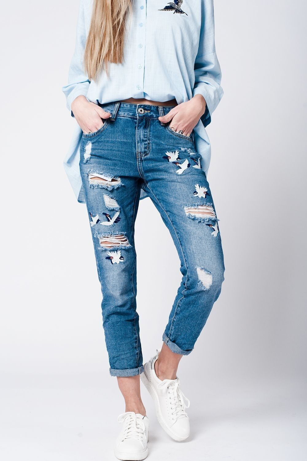Blau gewaschene Mom-Jeans mit Vogelstickerei