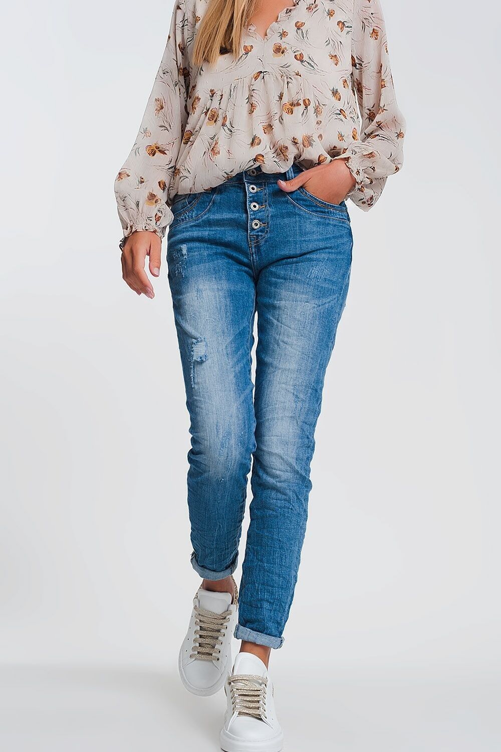 Faltige Boyfriend-Jeans aus hellem Denim mit zerrissenen Details