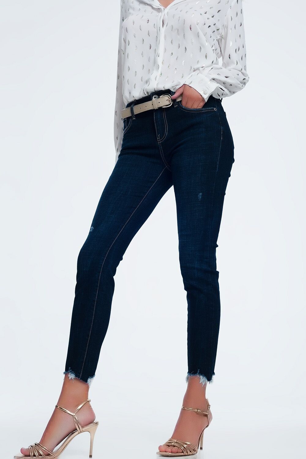 Mid Rise Jeans in leuchtendem Blau mit rohem Saum