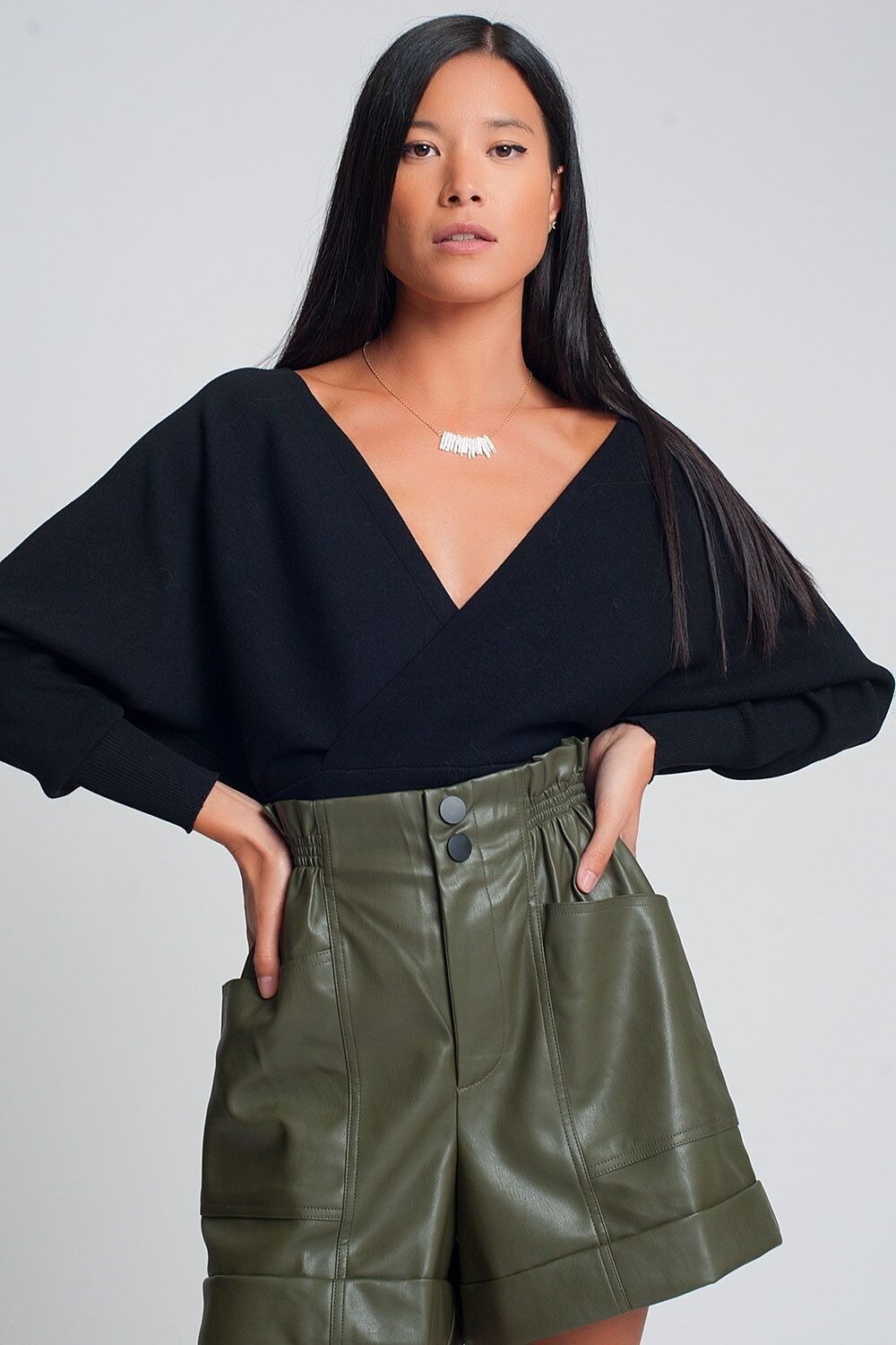 Gestrickter Pullover mit umwickeltem V-Ausschnitt in Schwarz