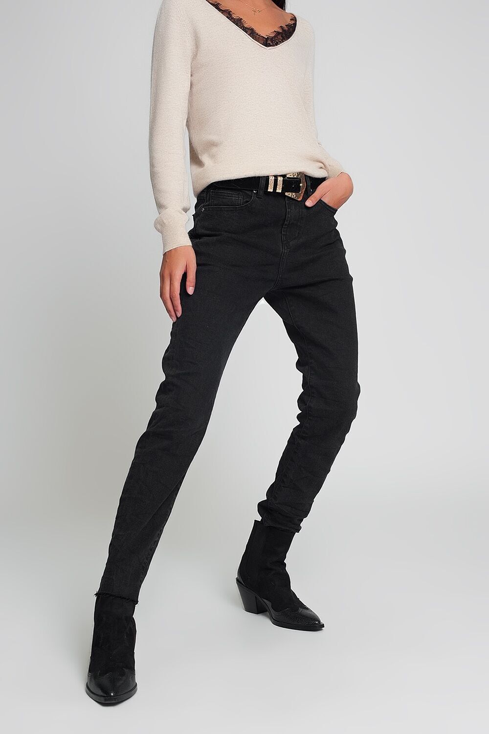 Hoch taillierte Mom Jeans in Schwarz