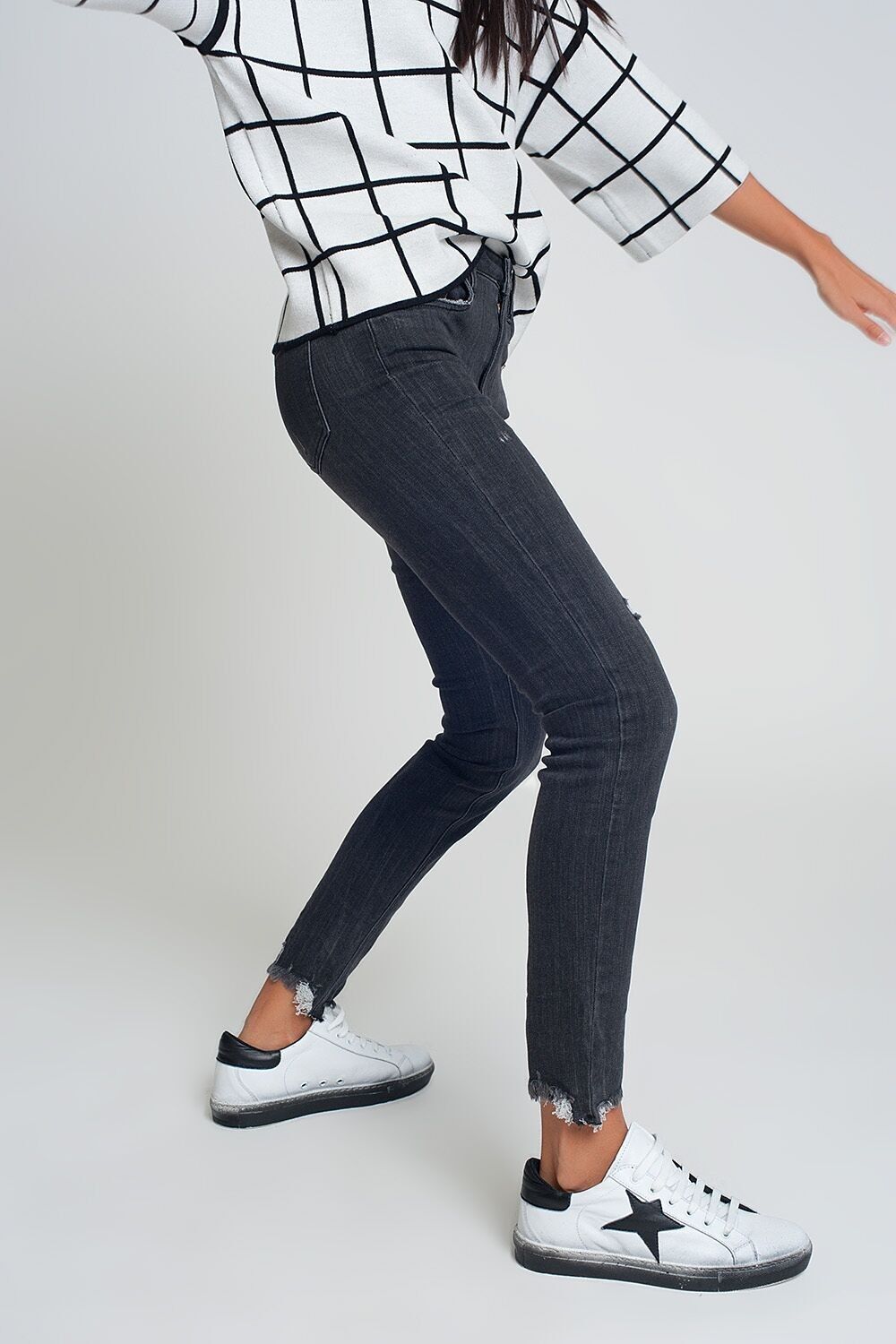 Mid Rise Jeans in Schwarz mit rohem Saum