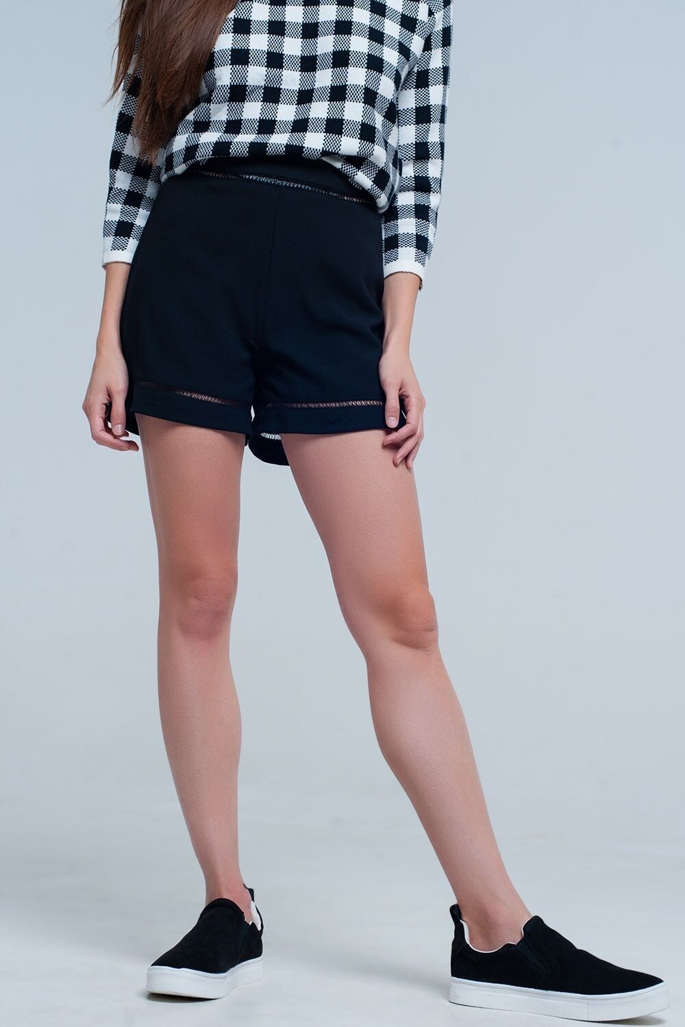 SCHWARZE SHORT MIT HOHER TAILLE UND SPITZENDETAIL