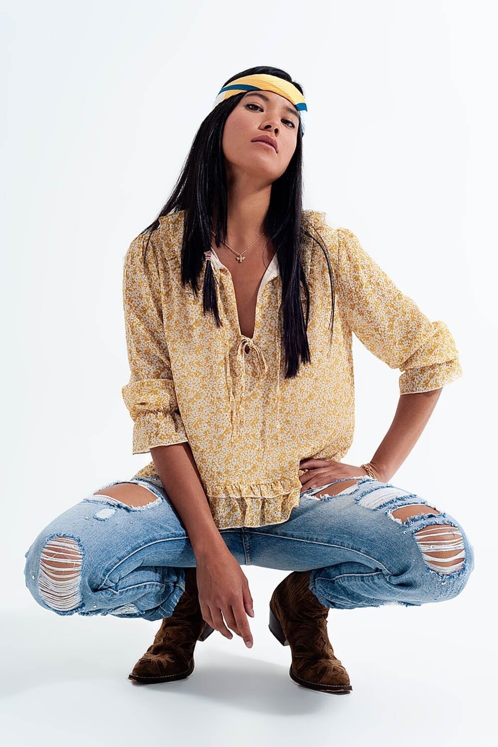 Binden Sie die vordere Chiffonbluse mit gelbem Blumendruck