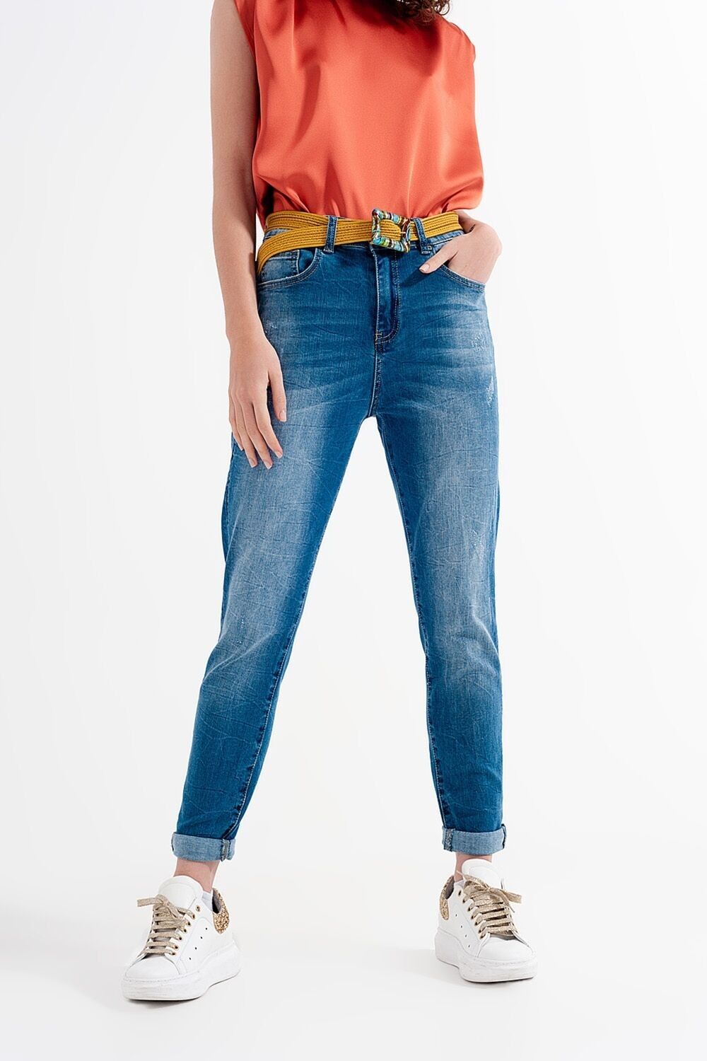 Röhrenjeans in verwaschenem Blau mit Abrieb