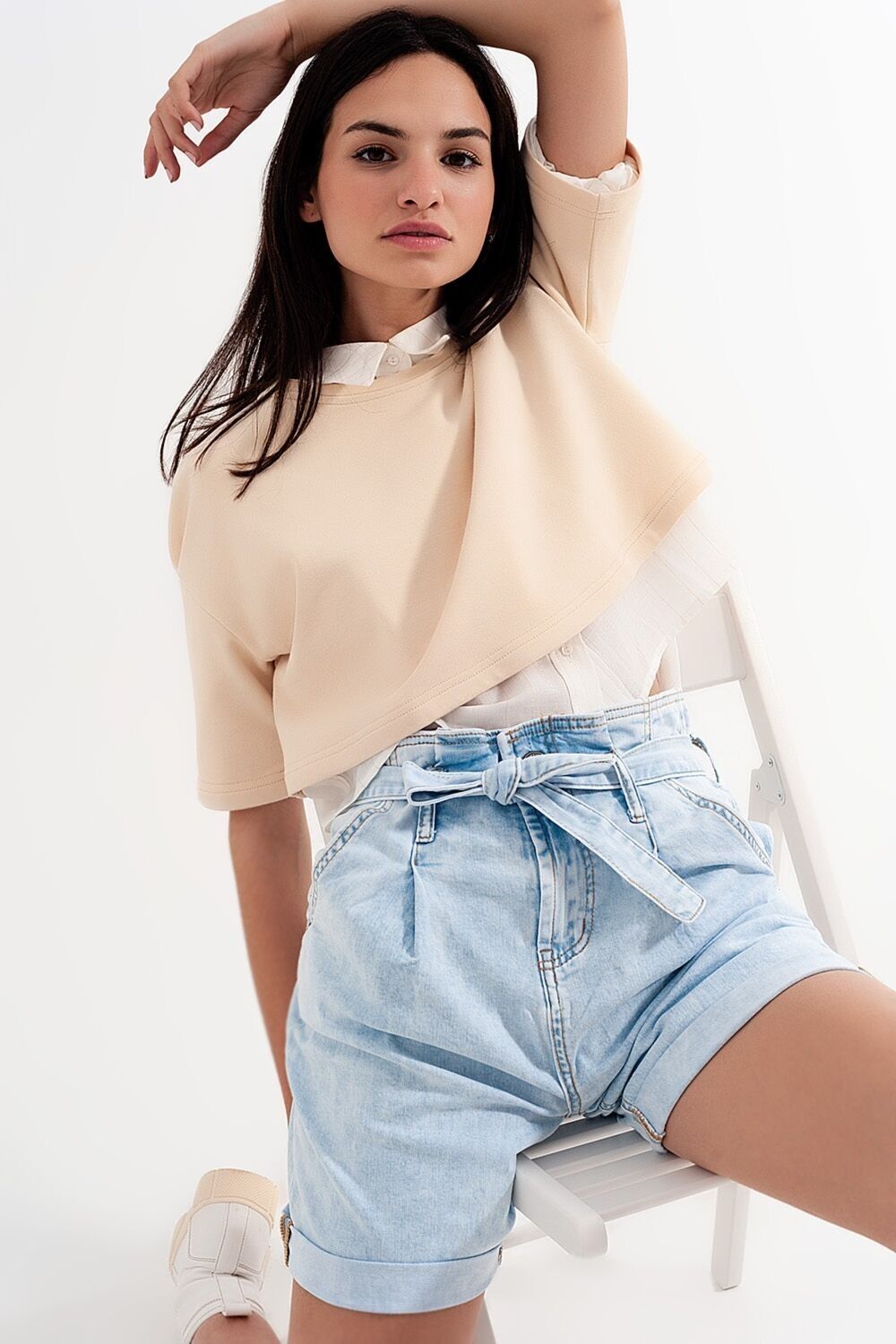 Jeansshorts mit hellblauer Waschung und Taillenband