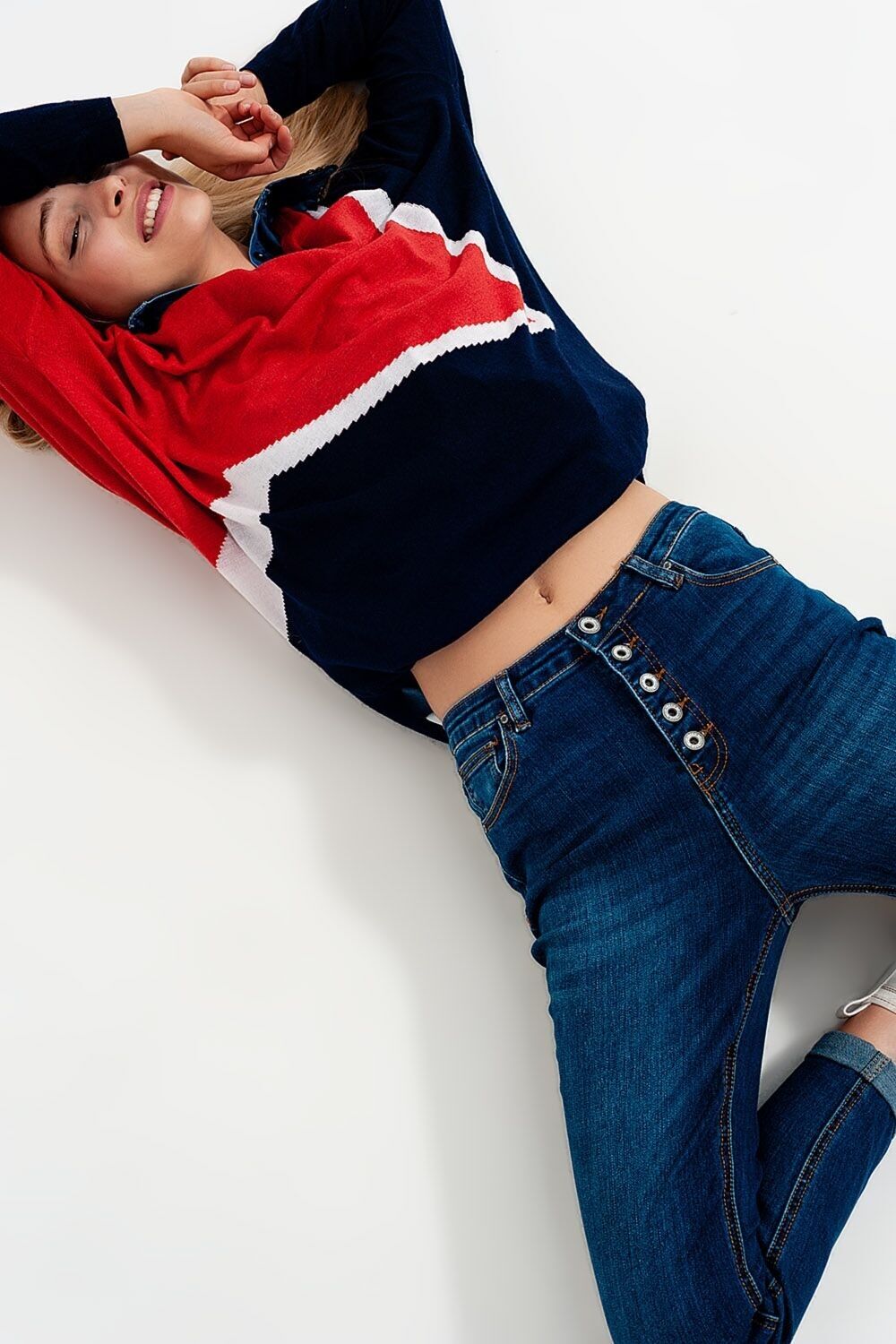 High rise jeans with exposed buttons in blue