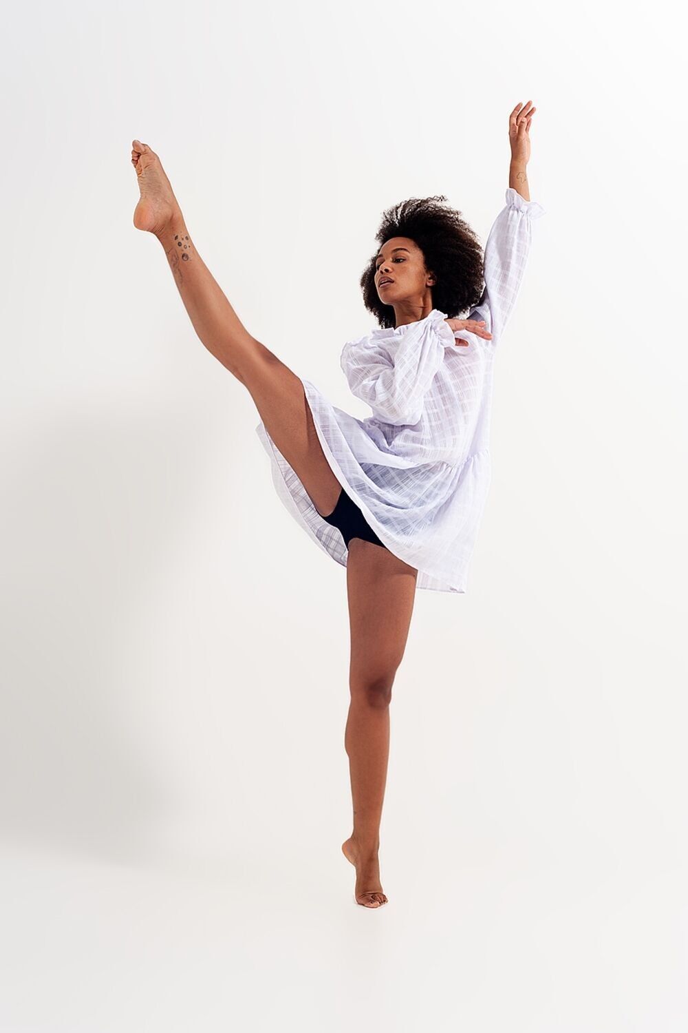 Voluminöses Minikleid mit Rüschen in Weiß