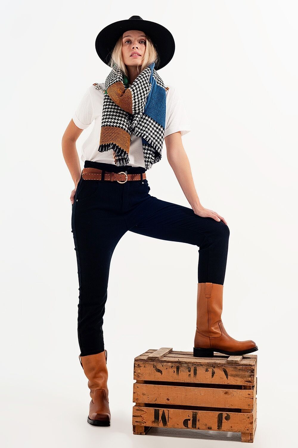 Stretch-Jeans mit Paperbag-Taille in Schwarz