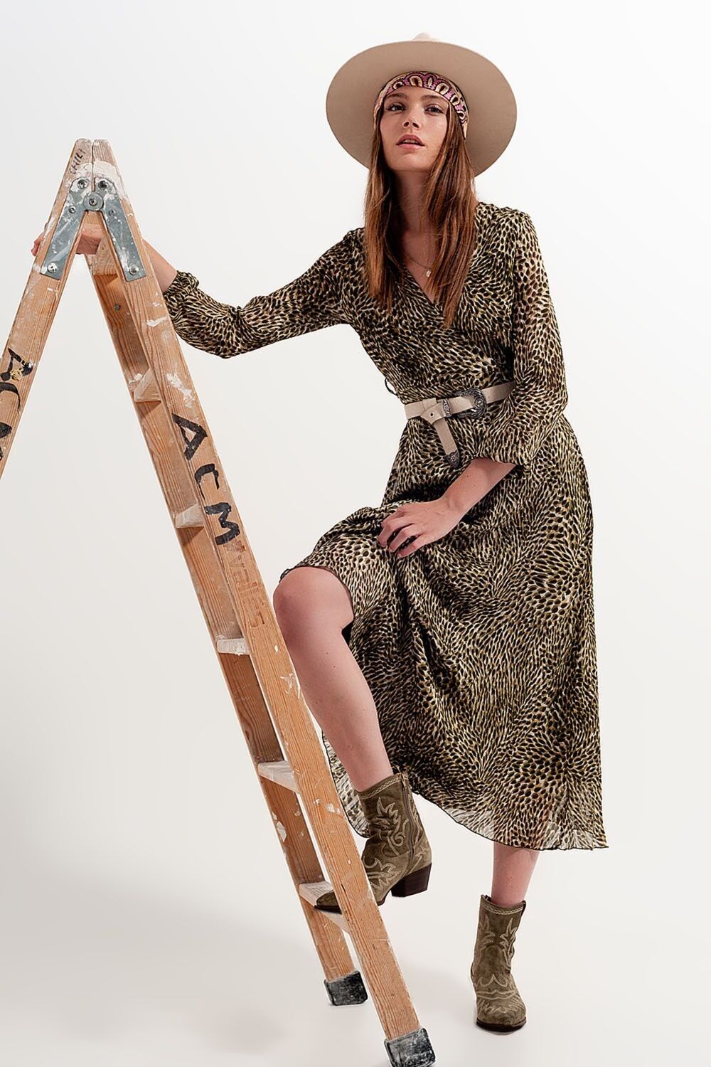 Langärmliges Chiffonkleid mit Wickelfront und Gürtel in glänzendem Print