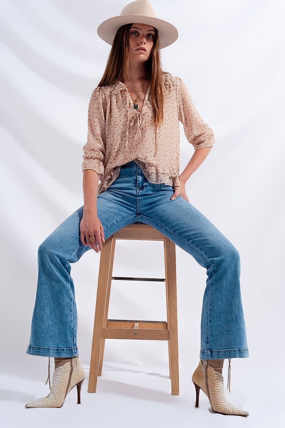 Chiffonbluse mit beigefarbenem Blumendruck zum Binden front