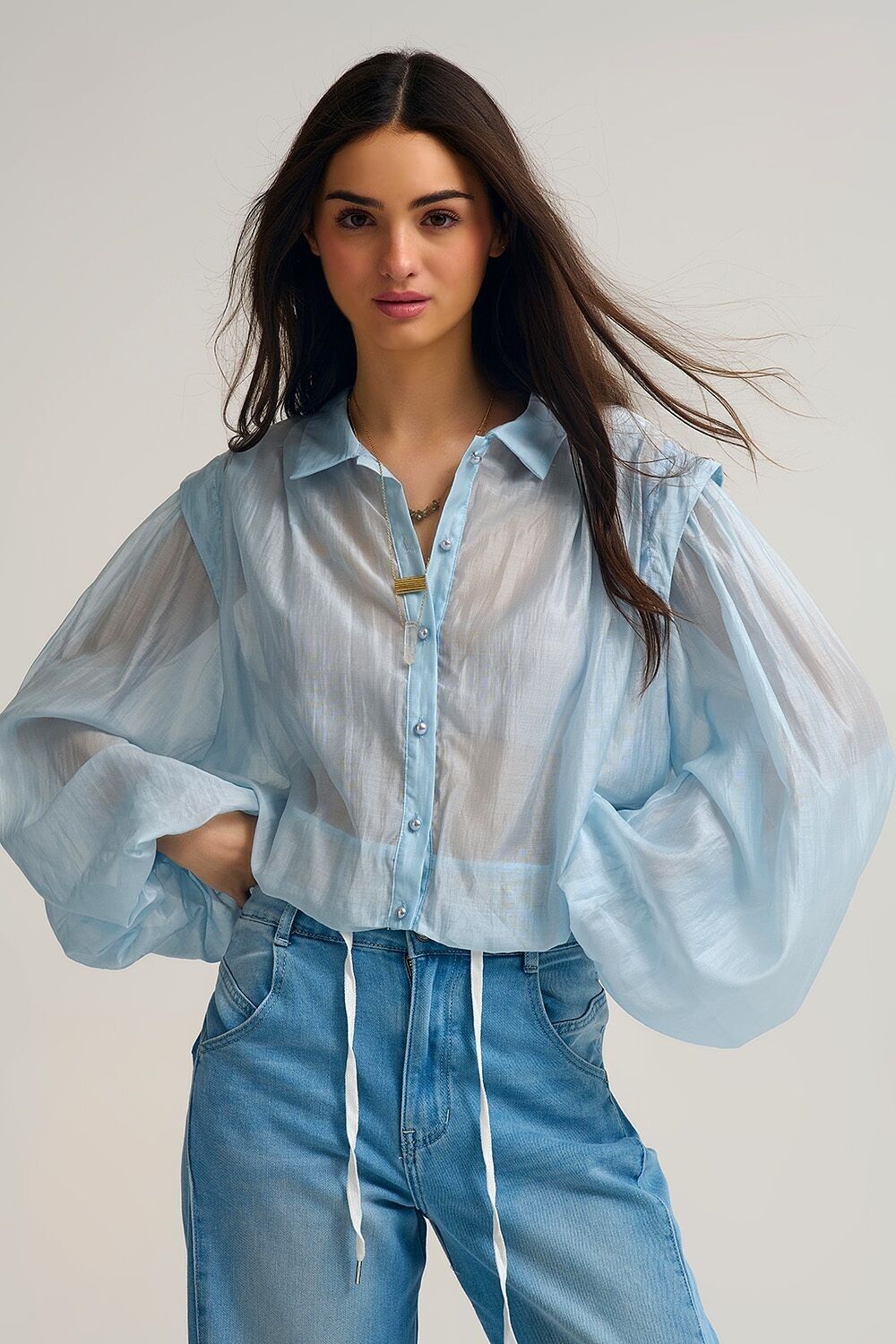 Blaue Bluse aus Tencel-Seide mit Ballonärmeln und Nacar-Knöpfen