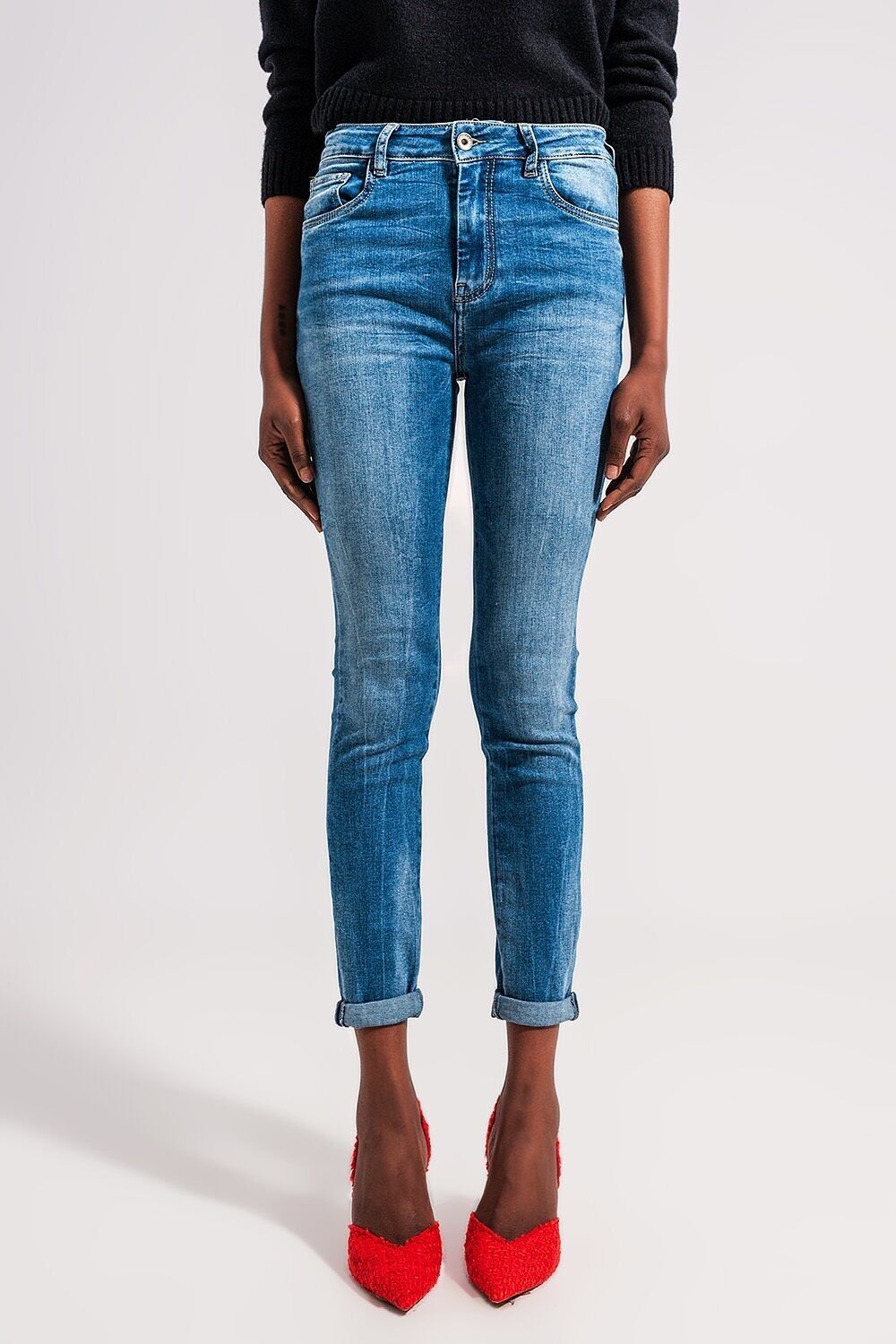 Elastische Röhrenjeans mit hoher Taille in Mittelblau