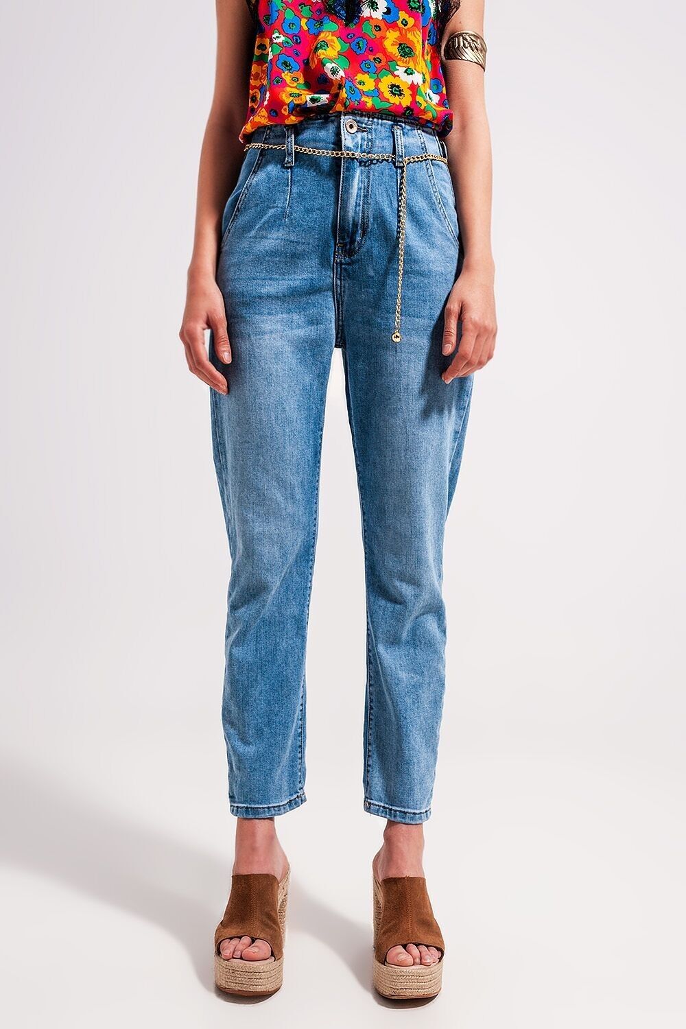 Hoch sitzende Jeans mit geradem Bein und Gürteldetail in heller Waschung