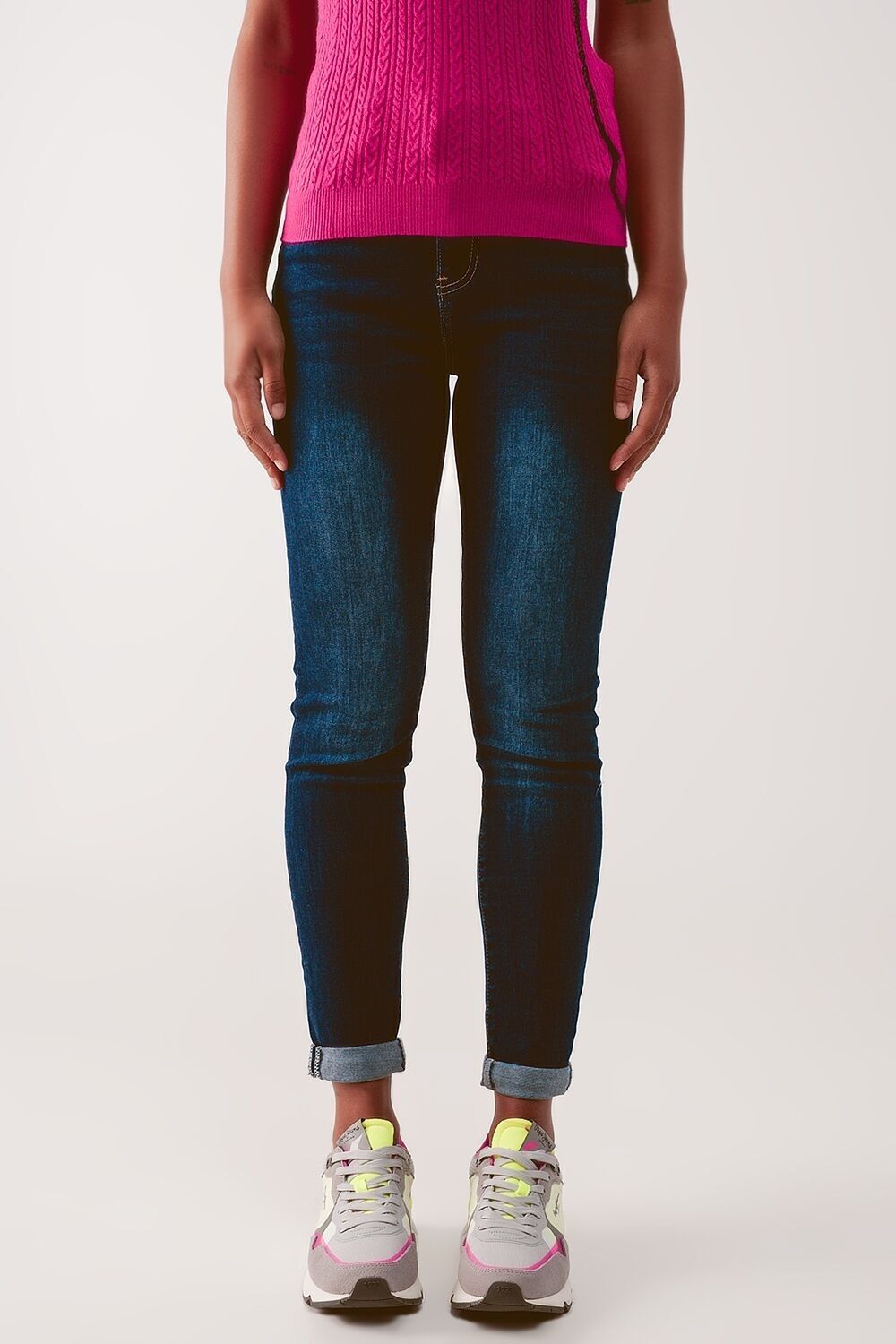 Röhrenjeans mit hoher Taille in dunkelblauer Waschung