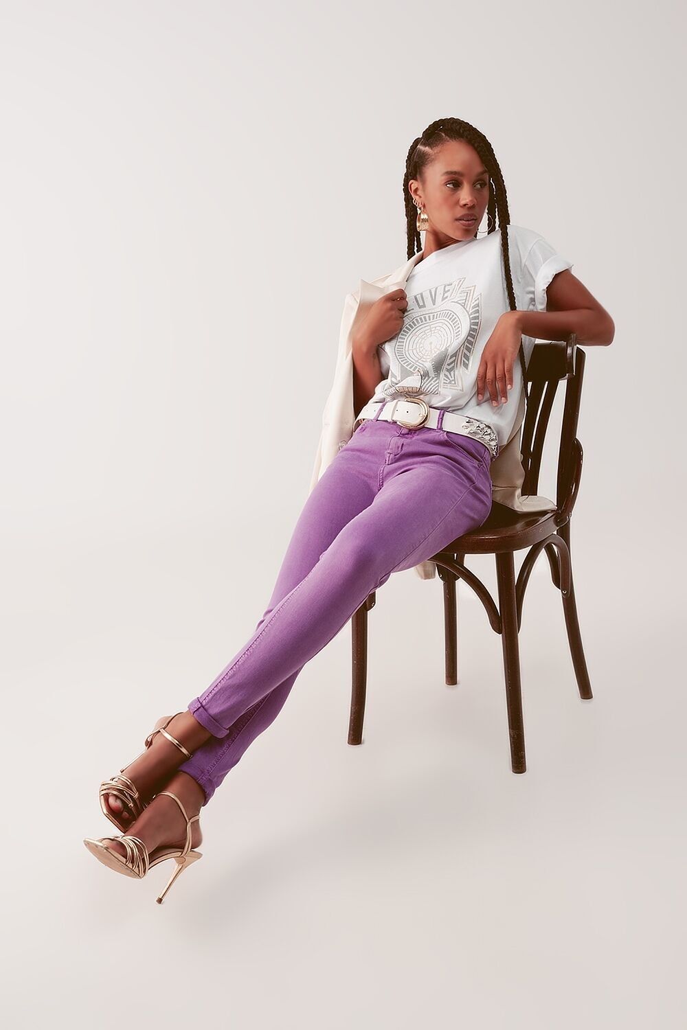 Hoch taillierte Röhrenjeans in Lila