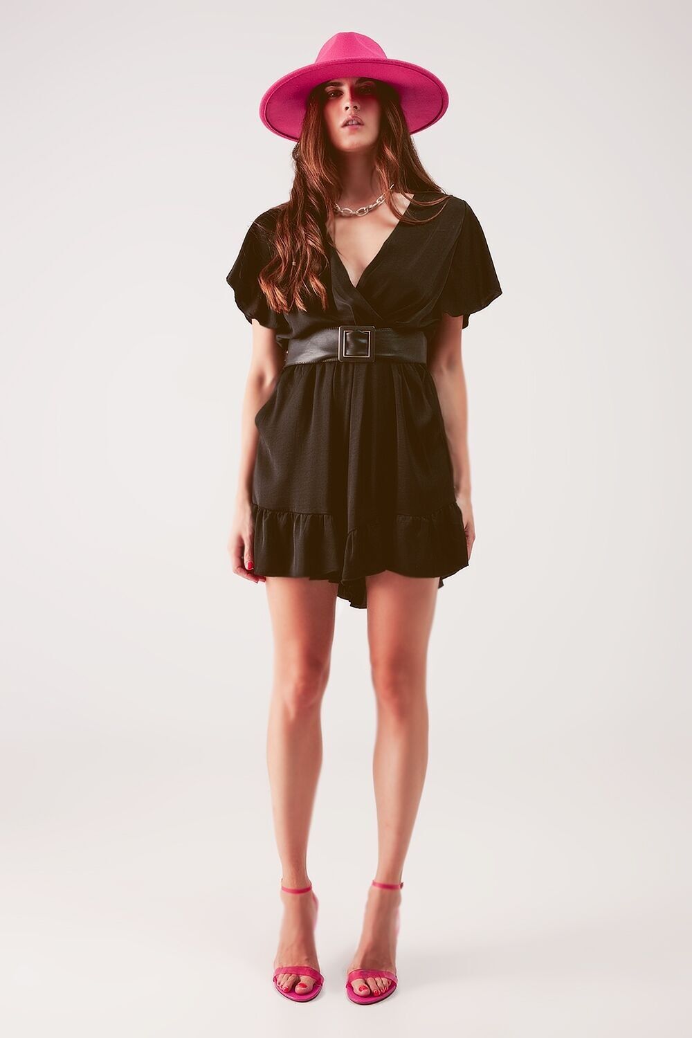 Schwarzer Jumpsuit in Wickeloptik mit Rüschensaum