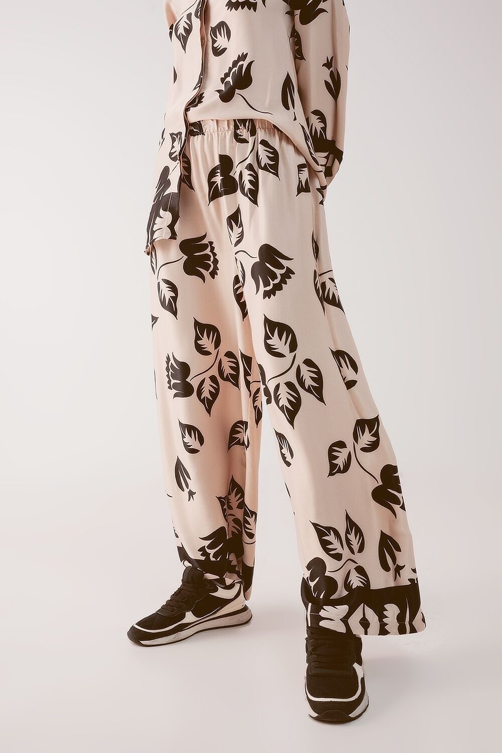 Elastische Hose mit super weitem Bein in Creme