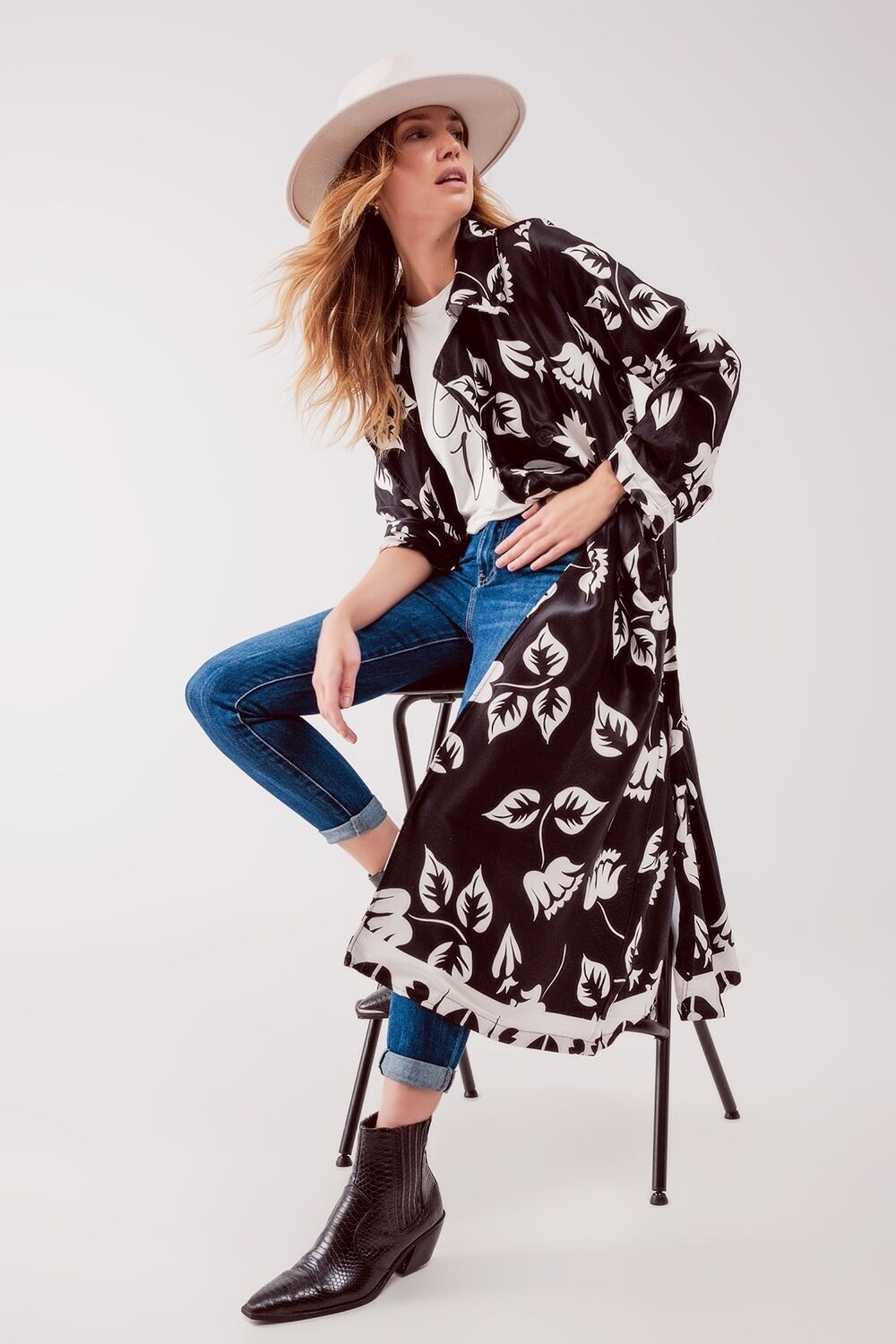 Lang geschnittener, bedruckter Blazer in Schwarz