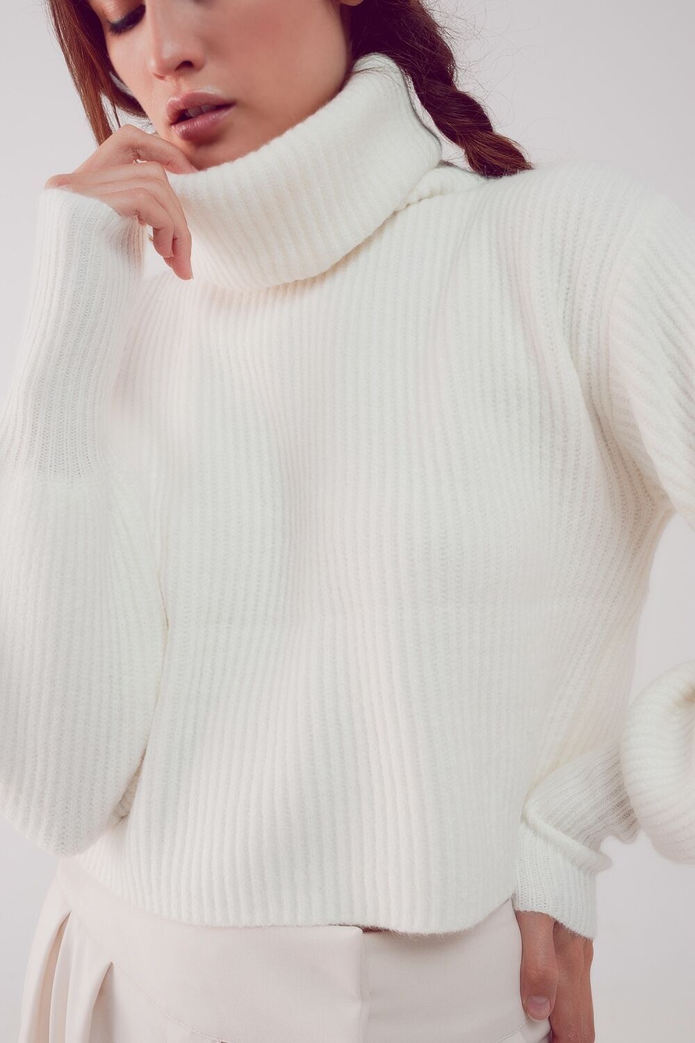 Hochgeschlossener Pullover mit Ballonärmeln in Creme