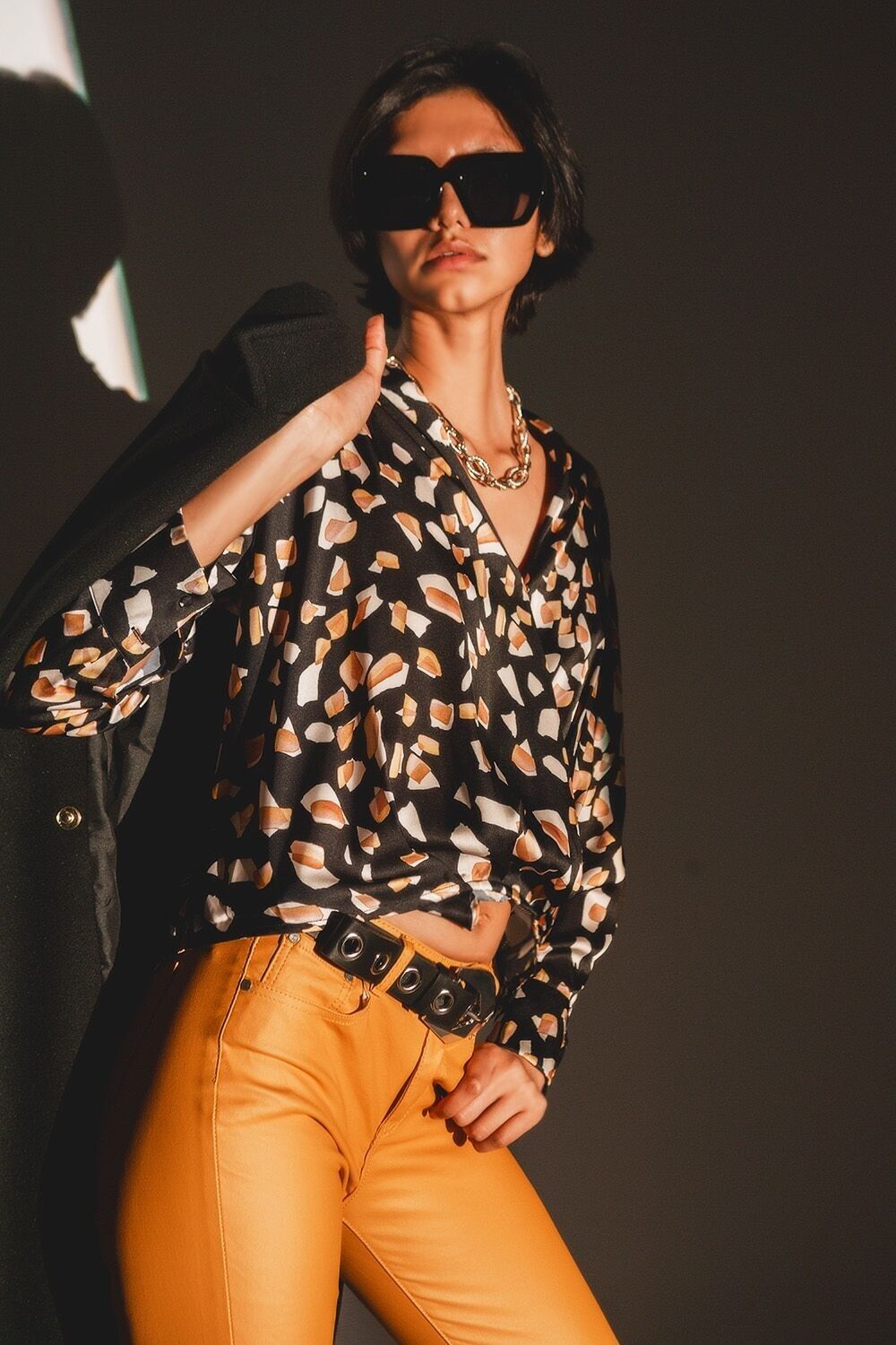 Schwarze Bluse mit Aufdruck und gewickelter Vorderseite