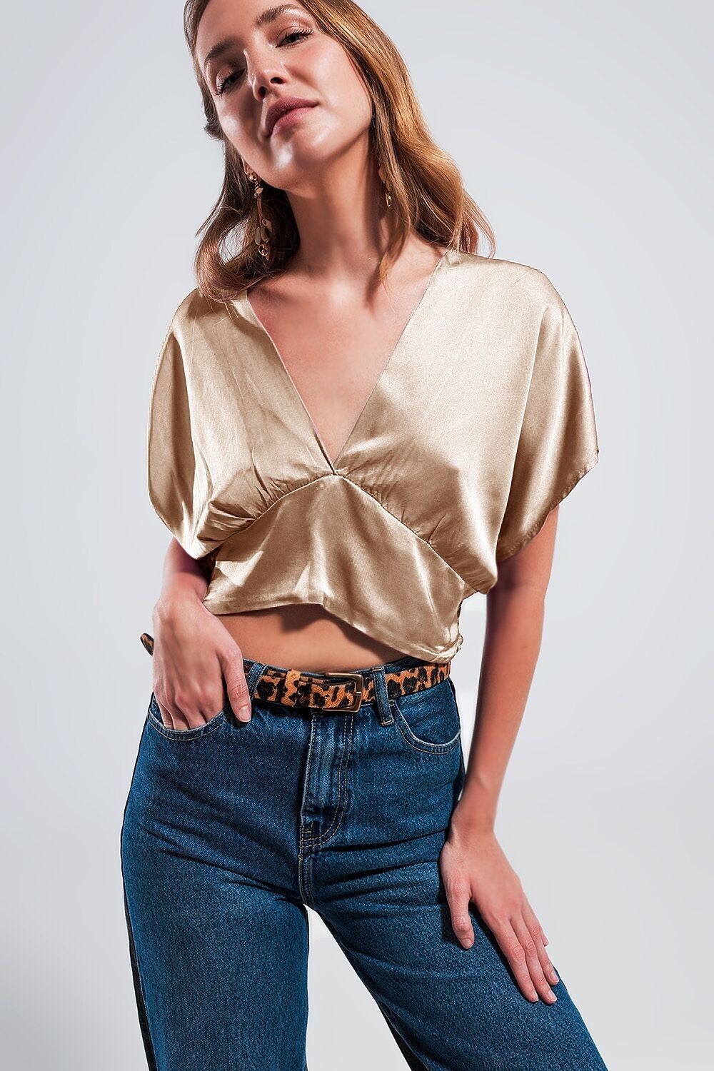 Kurzärmliges, kurzes Satin-Top in Beige