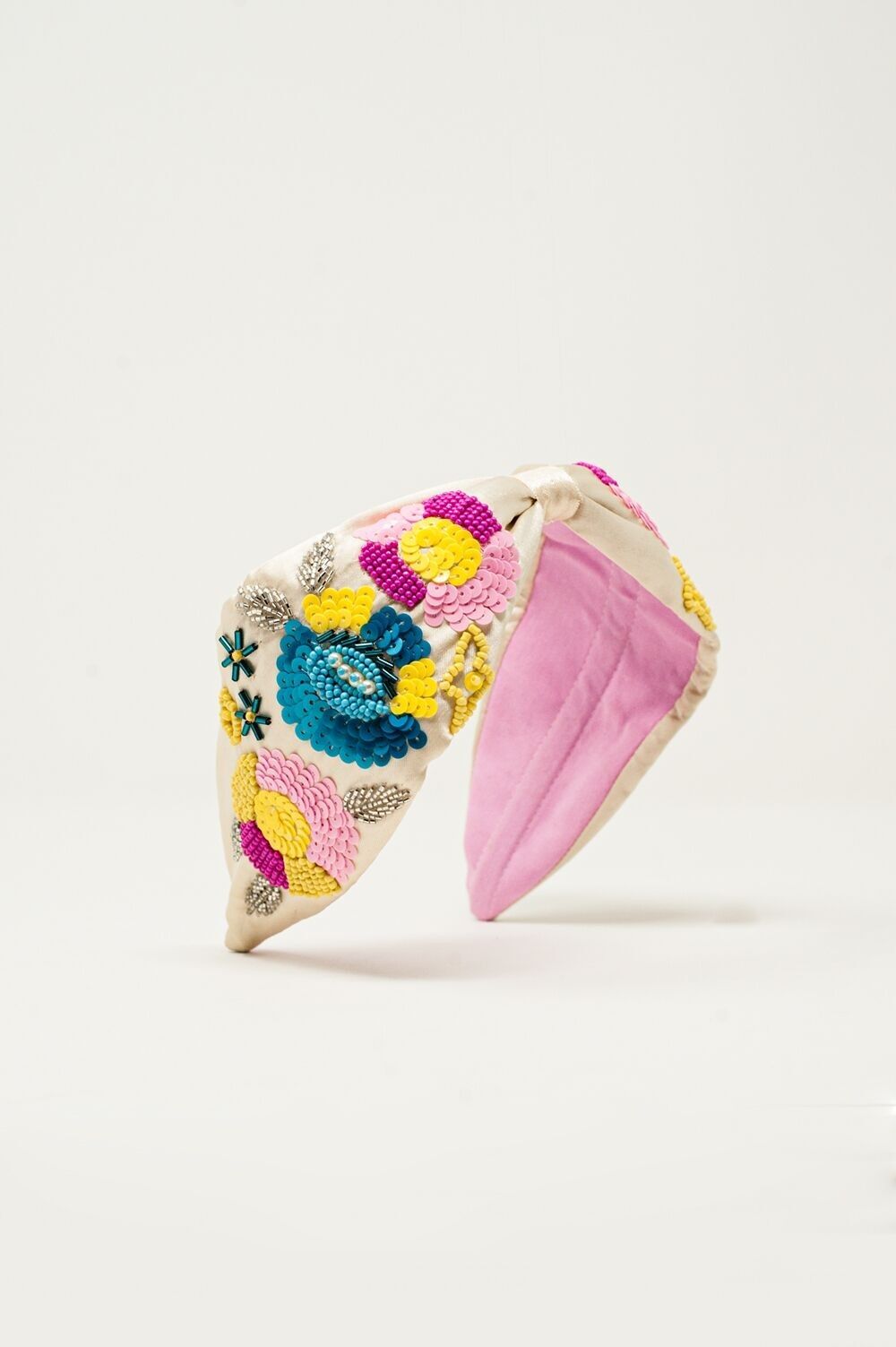 Geknotetes Stirnband mit verzierten Blumen in Creme