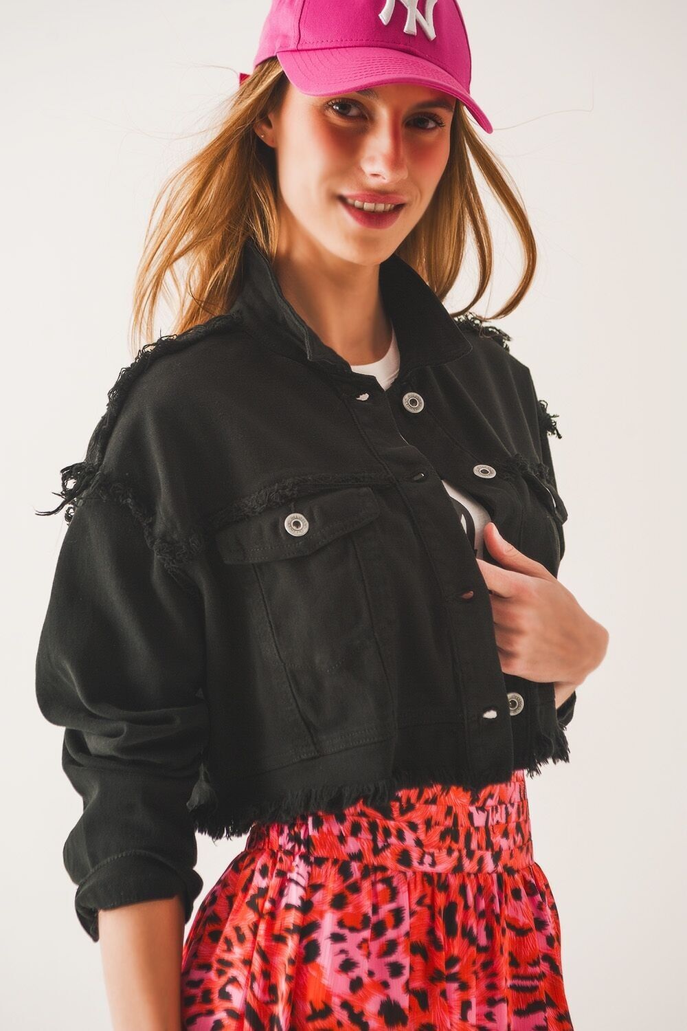 Kurz geschnittene Trucker-Jeansjacke in Schwarz