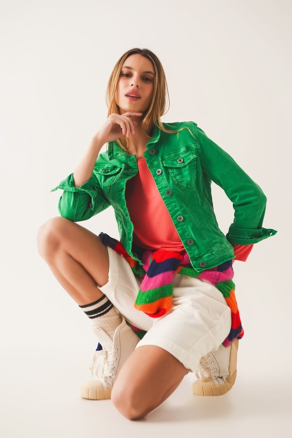 Schmal geschnittene Trucker-Jeansjacke in leuchtendem Grün
