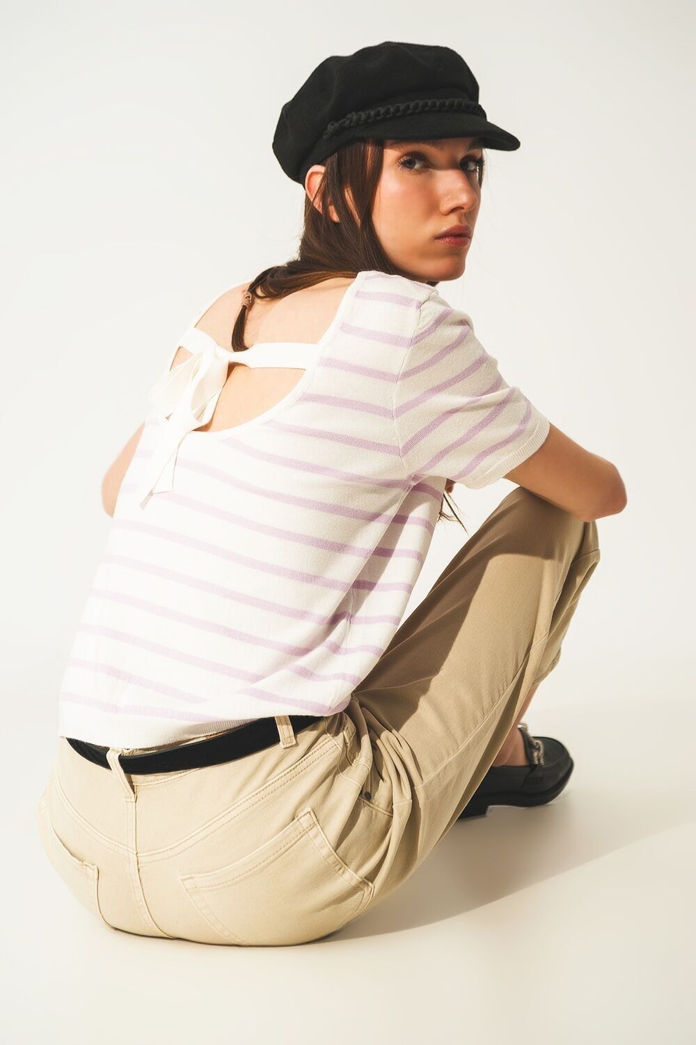 Gestreifter Pullover mit Rückenausschnitt und Schnürung in Flieder