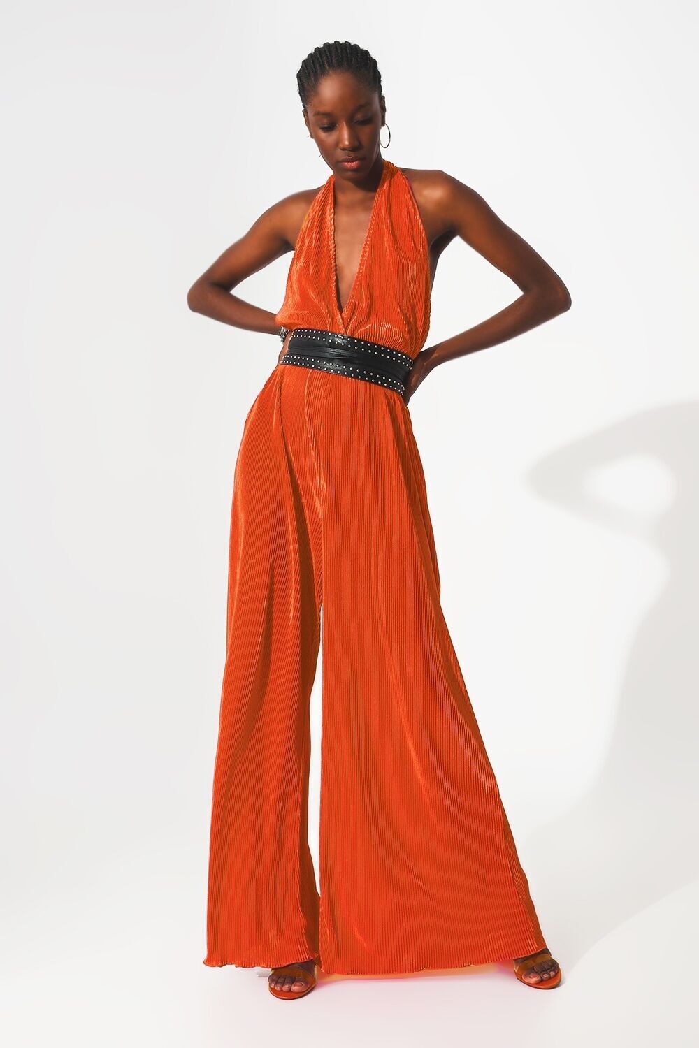 Orangefarbener, plissierter Maxi-Jumpsuit aus Satin mit Neckholder und Falten