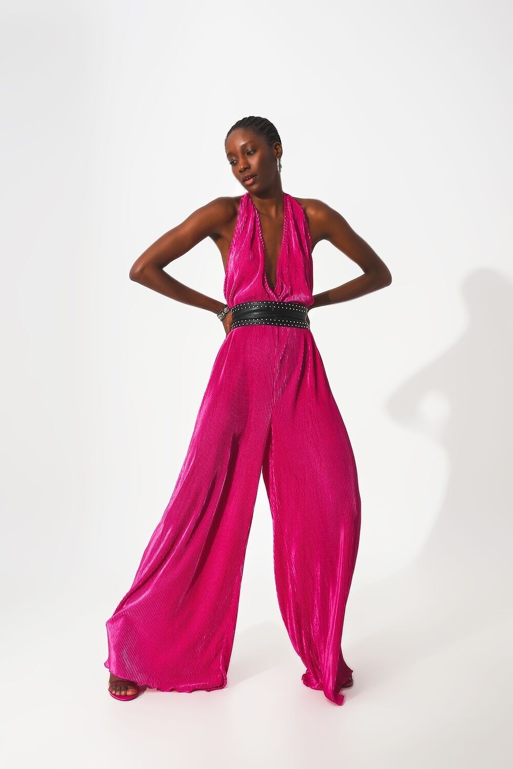 Maxi-Jumpsuit aus Satin mit Neckholder und Plisseefalten in Fuchsia