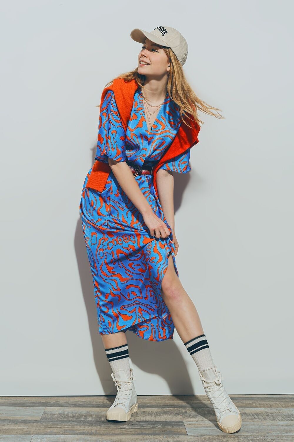 Midikleid aus Satin mit V-Ausschnitt in Blau