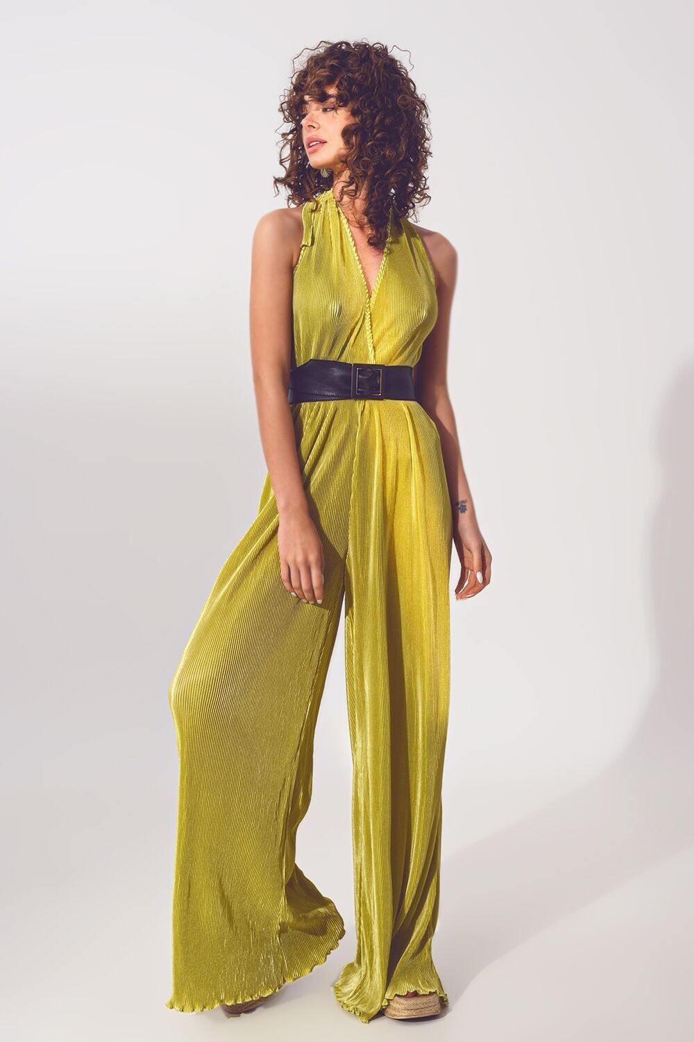 Plissee-Maxi-Jumpsuit aus Satin mit Neckholder in Grün