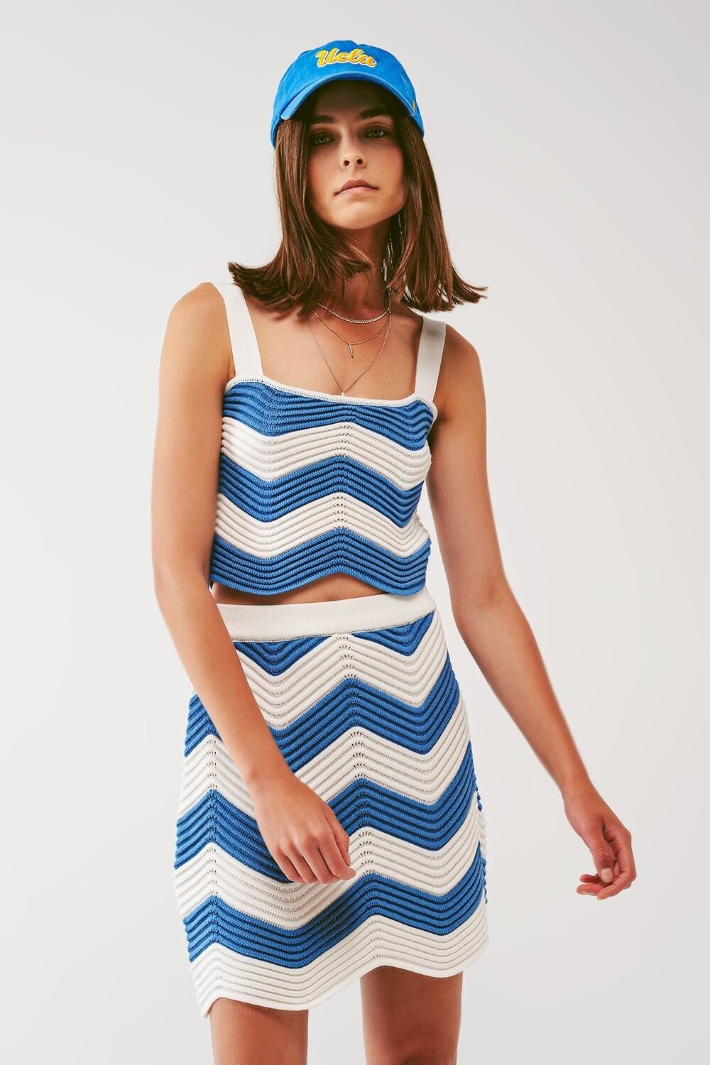 Gestricktes Bandeau-Top in Weiß und Blau