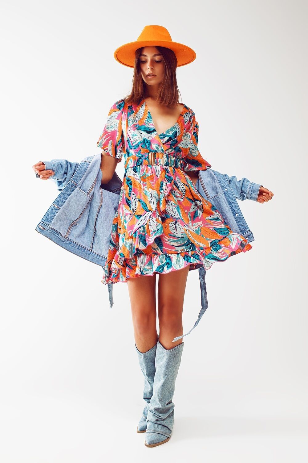 Kurzes Wickelkleid mit Gürtel und Blumendruck in Orange