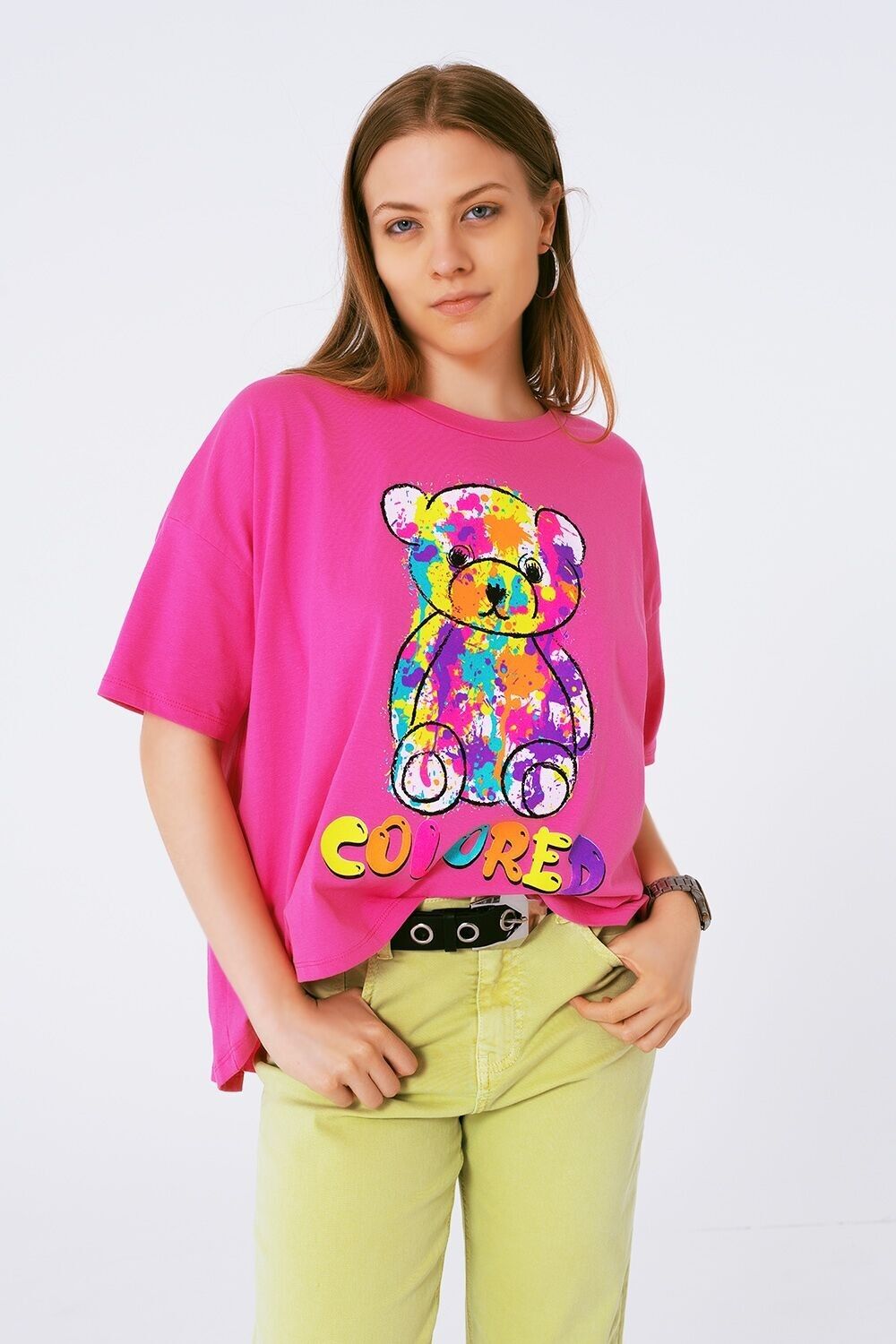Locker sitzendes fuchsiafarbenes T-Shirt mit farbigem Bären