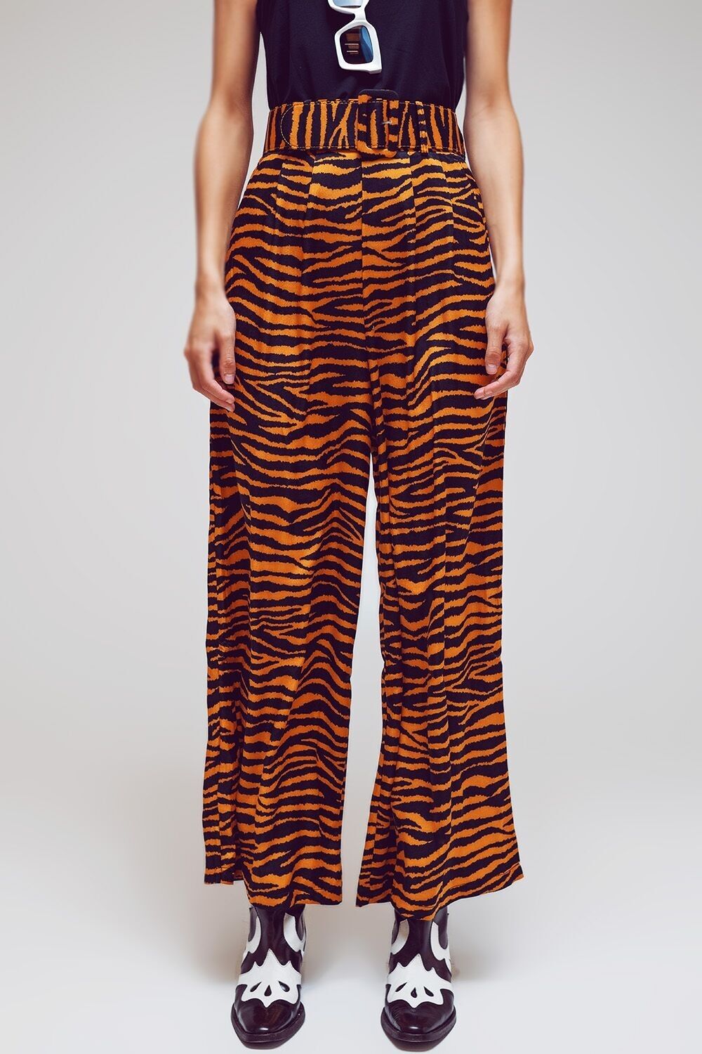 Gerade geschnittene Hose mit Animal-Print und breitem Schnallengürtel