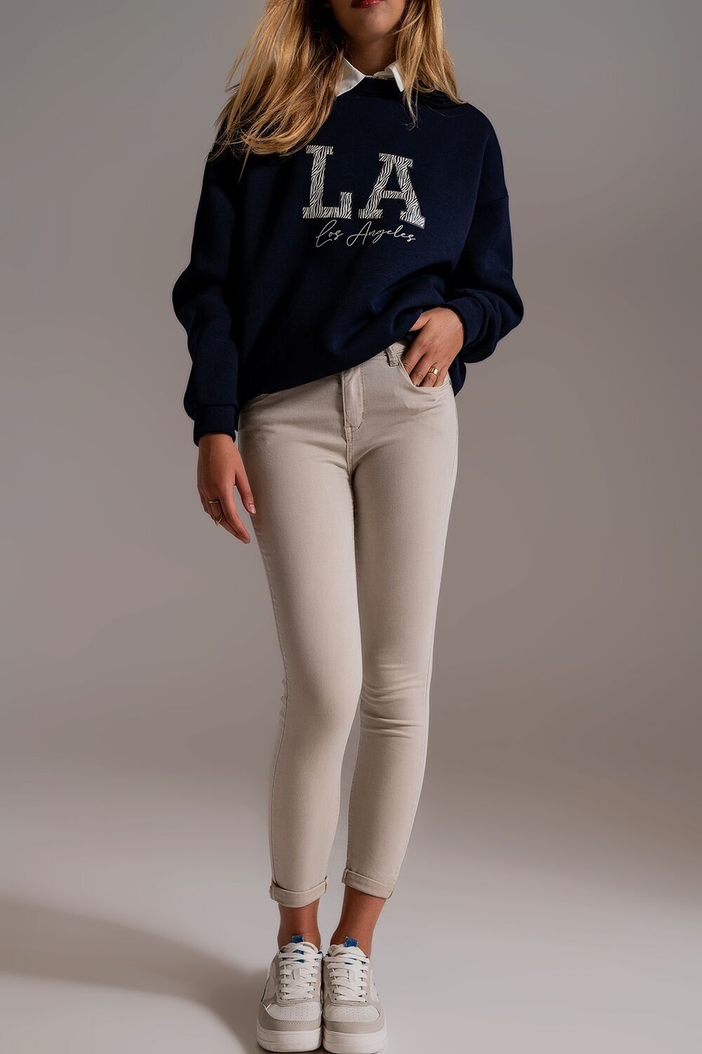 Beigefarbene Ankle-Jeans mit sanften Falten