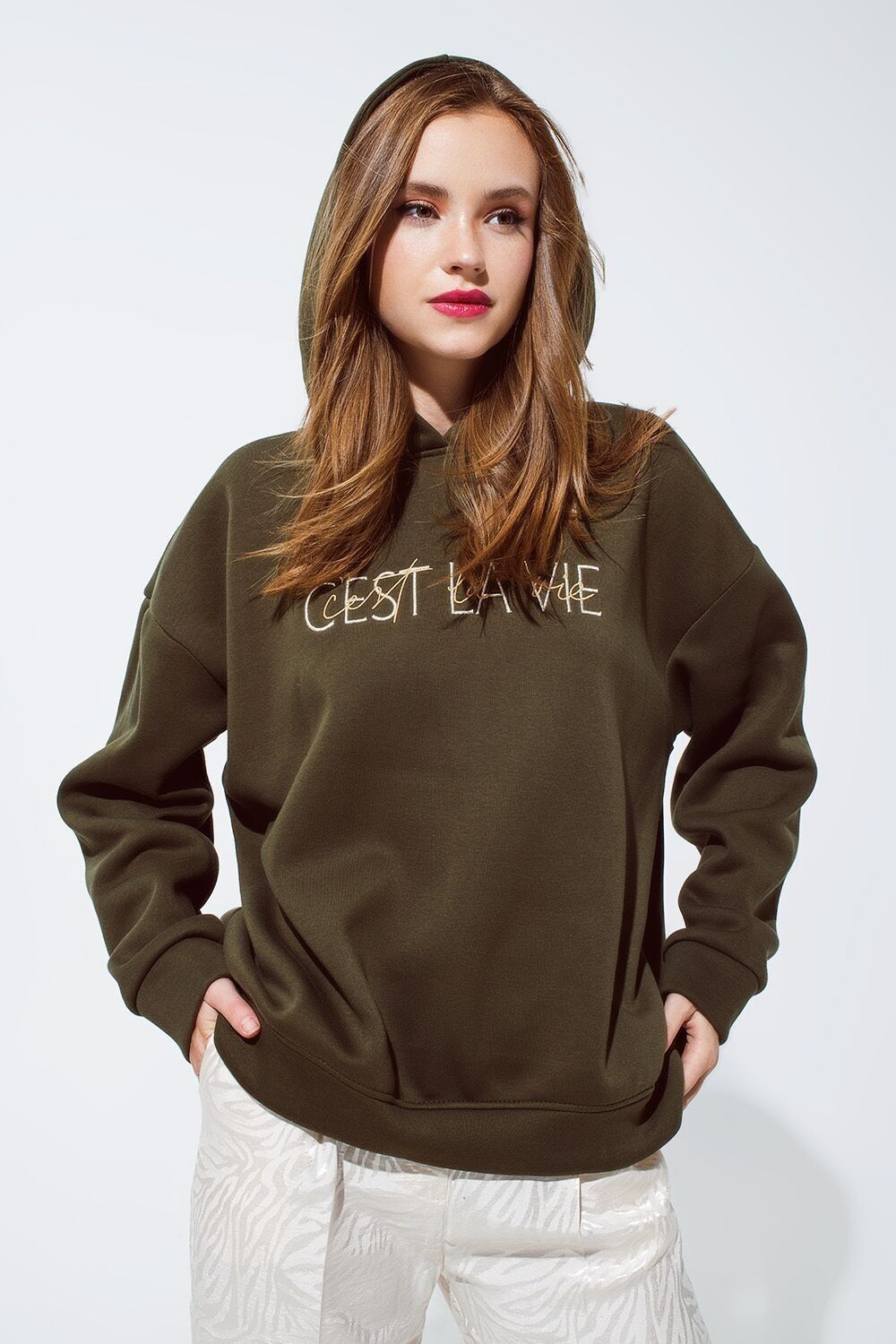 Khakifarbener Kapuzenpullover mit gesticktem Cest La Vie-Text