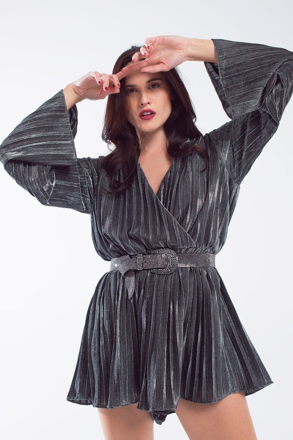 Glitzer-Playsuit in Silber mit V-Ausschnitt