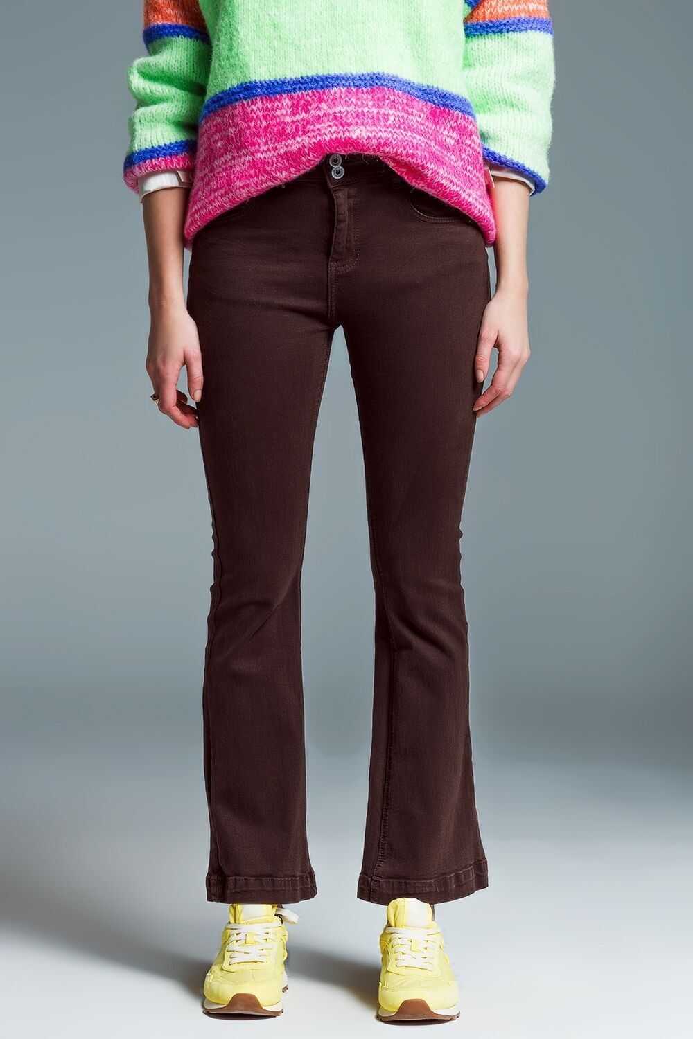 Skinny-Schlagjeans mit doppeltem Knopfdetail in Braun