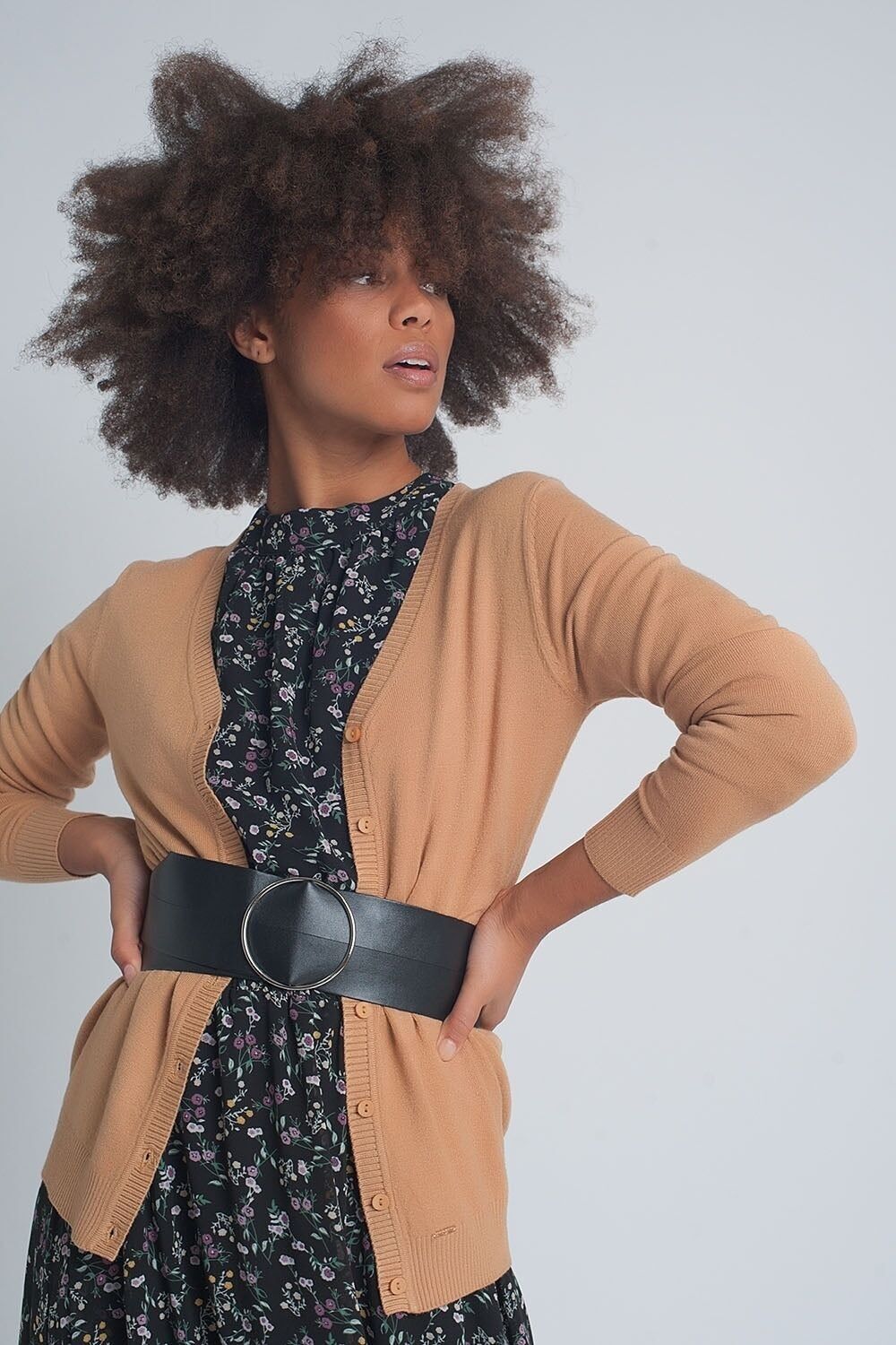 Kurz geschnittene Strickjacke mit Knopfleiste aus Kamel